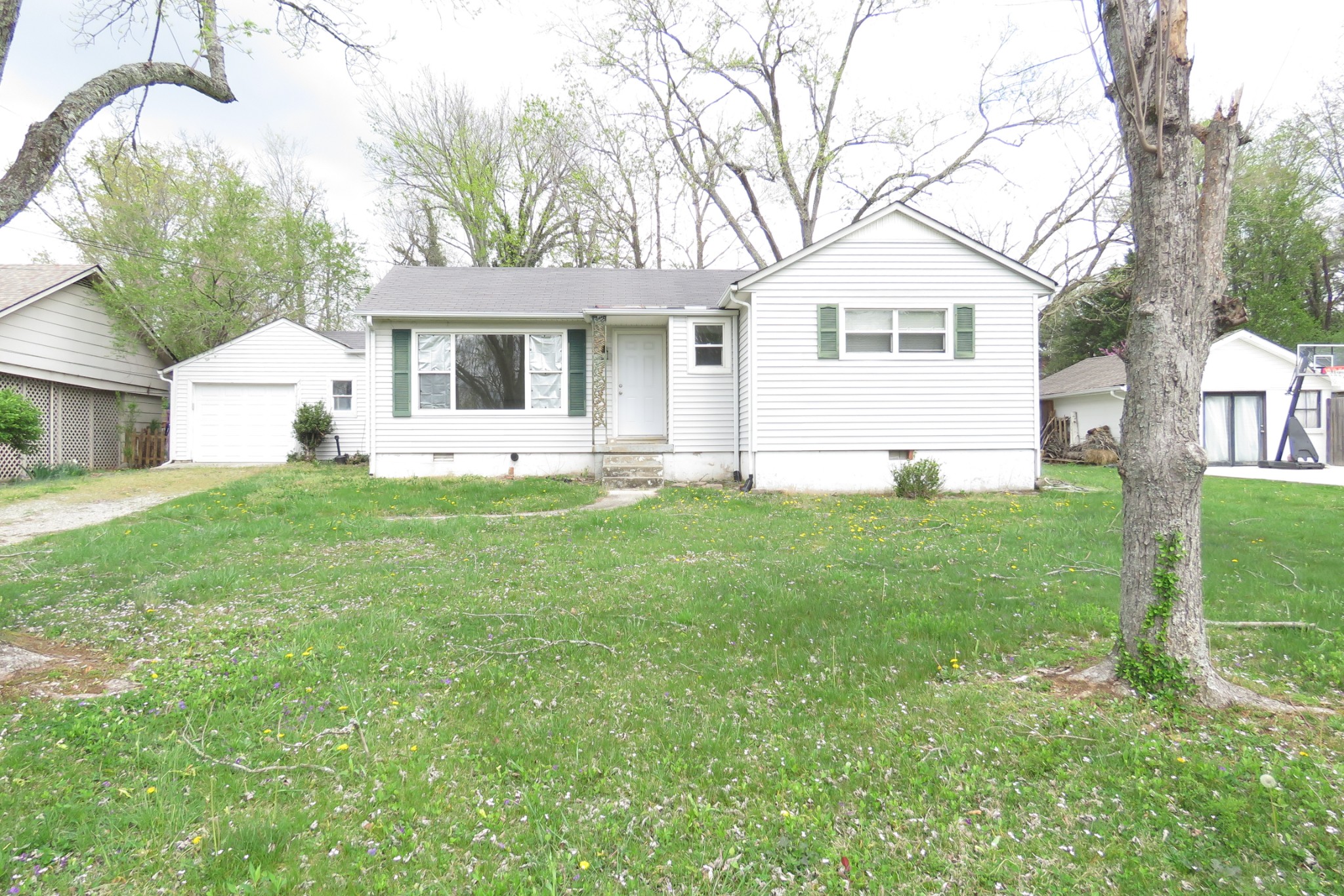 564 E 3rd St Property Photo