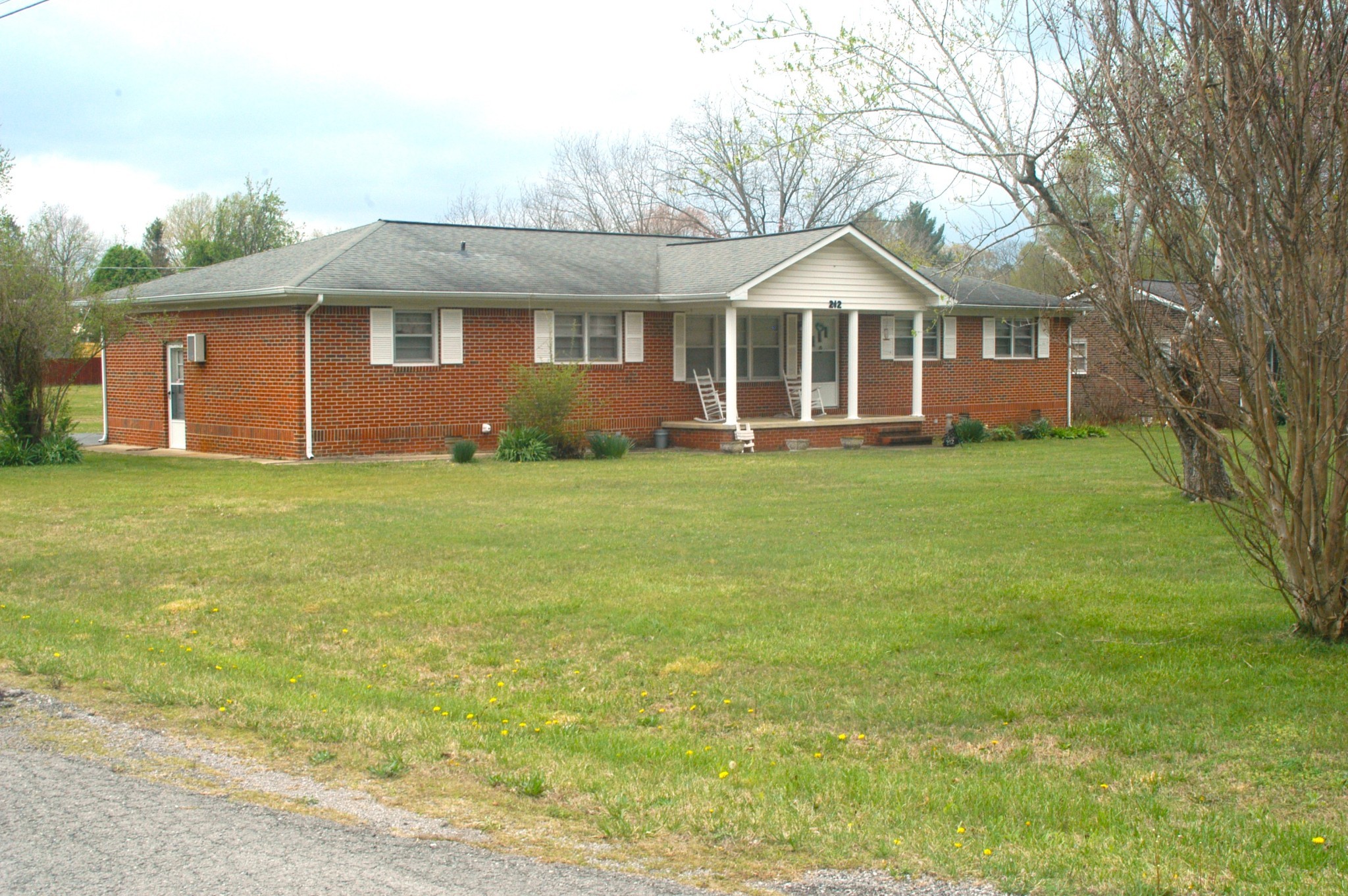 212 Crest Dr Property Photo