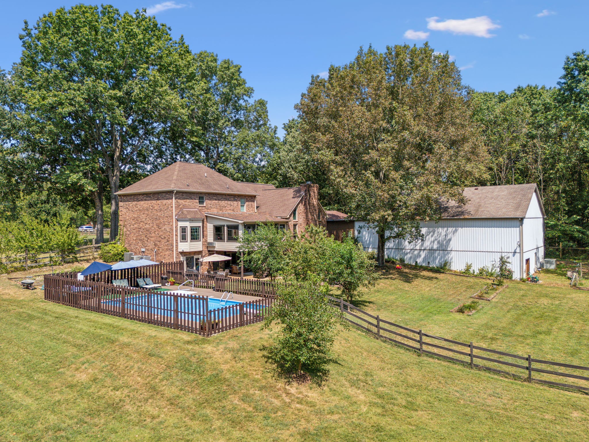 1132 Roseland Dr Property Photo 1