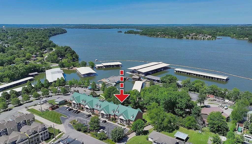 2127 Lakeshore Dr Property Photo