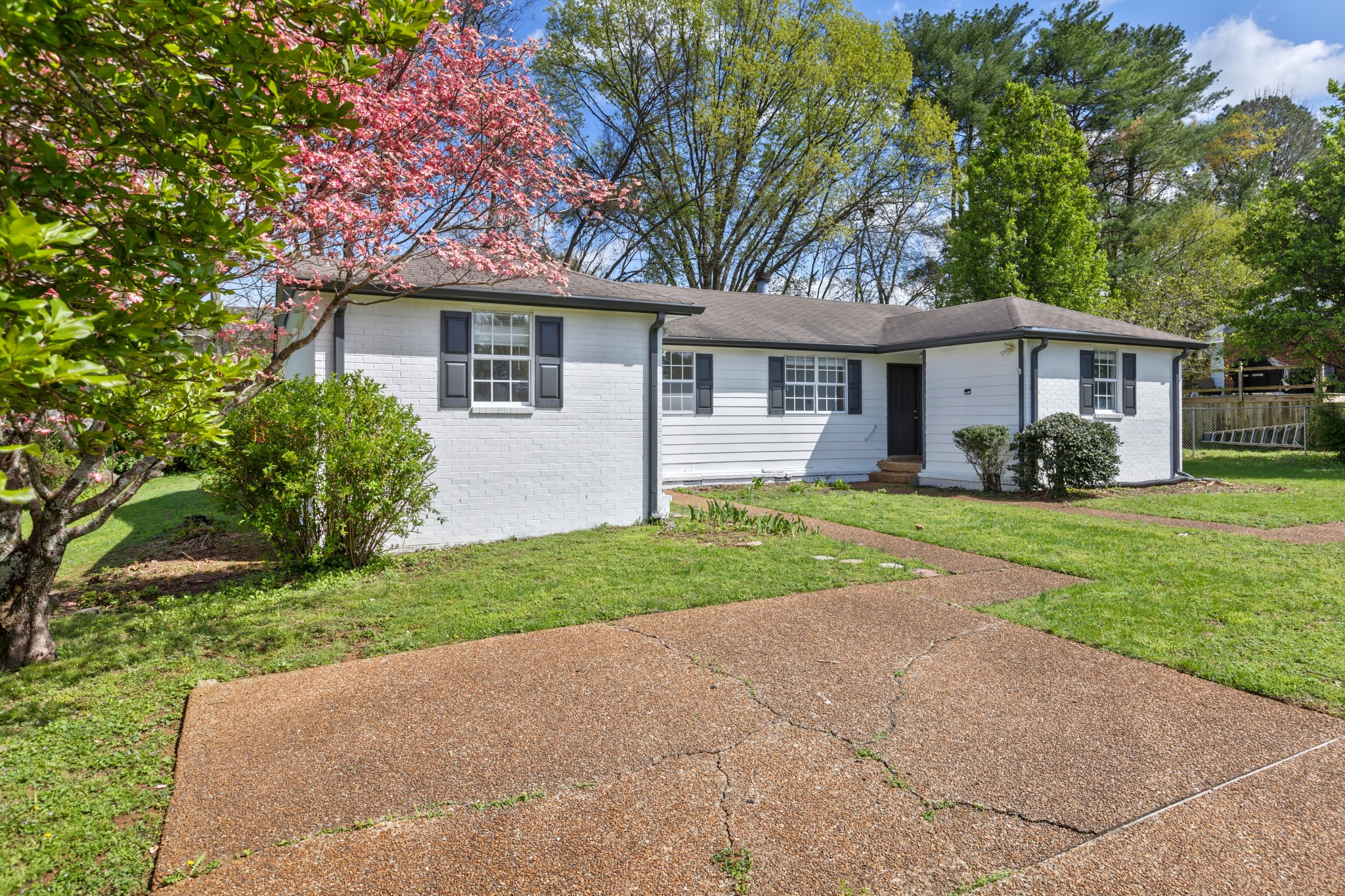 715 Castle Dr Property Photo 3
