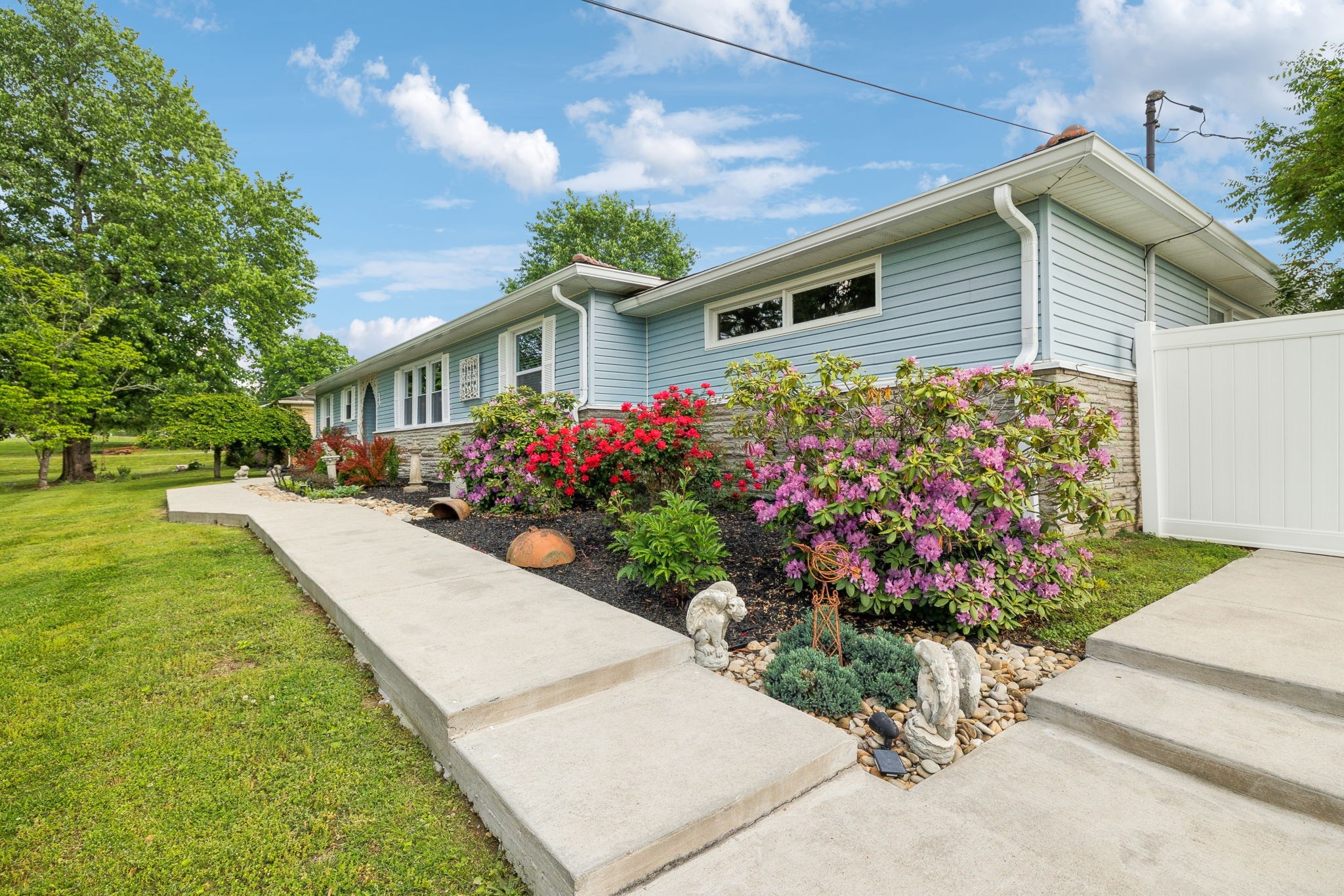 604 College Ave, E Property Photo 5
