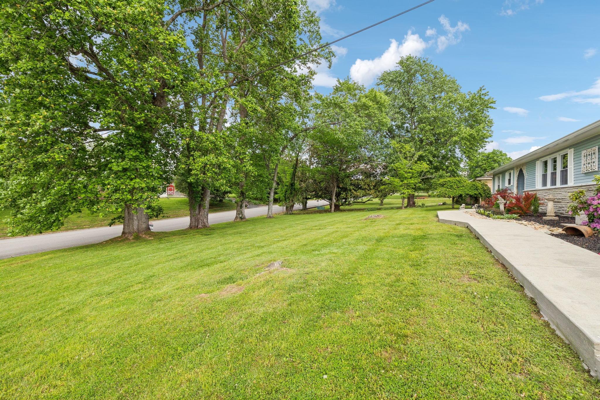 604 College Ave, E Property Photo 6