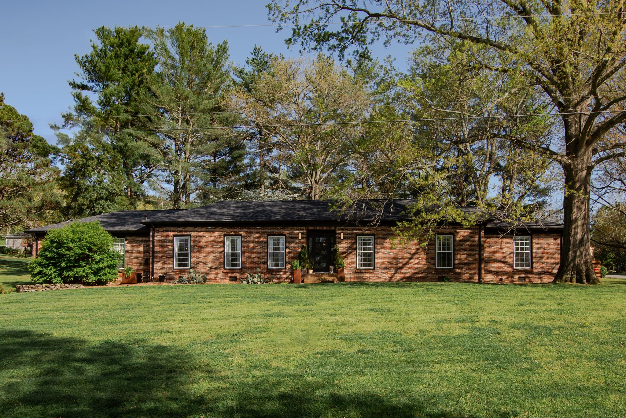 2212 Oakwood Dr, E Property Photo 1