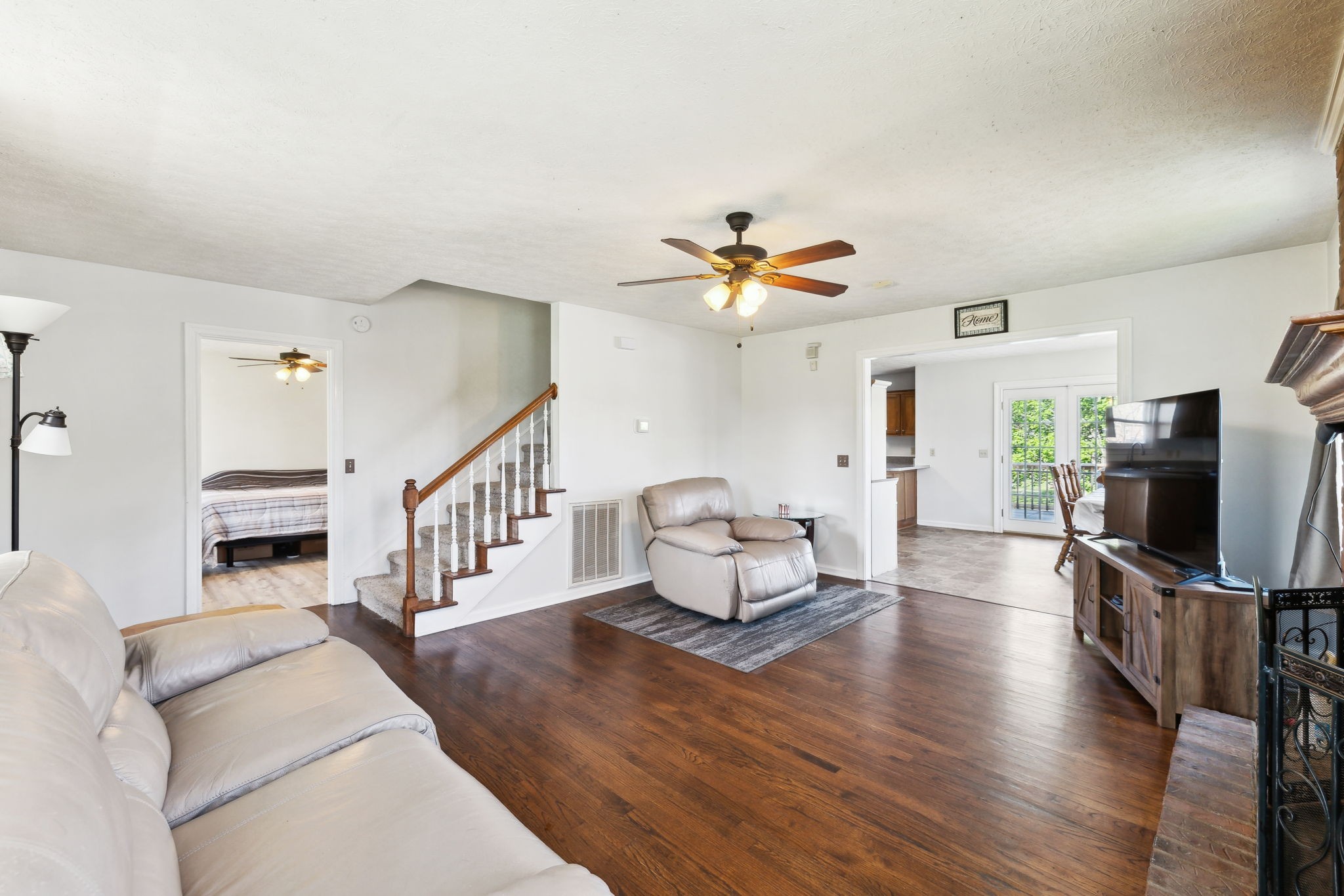 213 Lone Oak Dr Property Photo 4