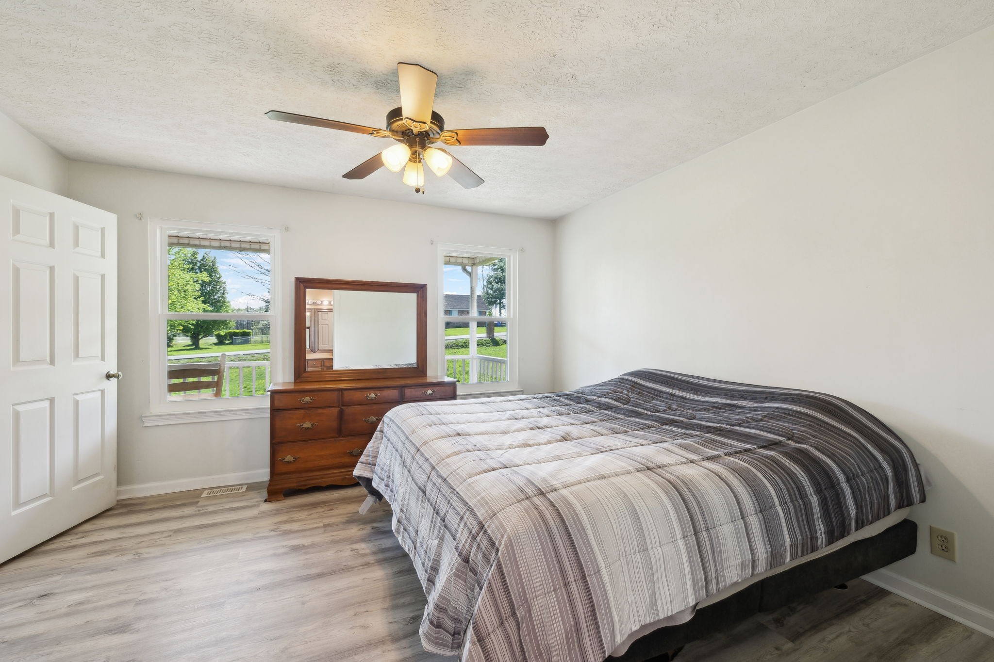 213 Lone Oak Dr Property Photo 8