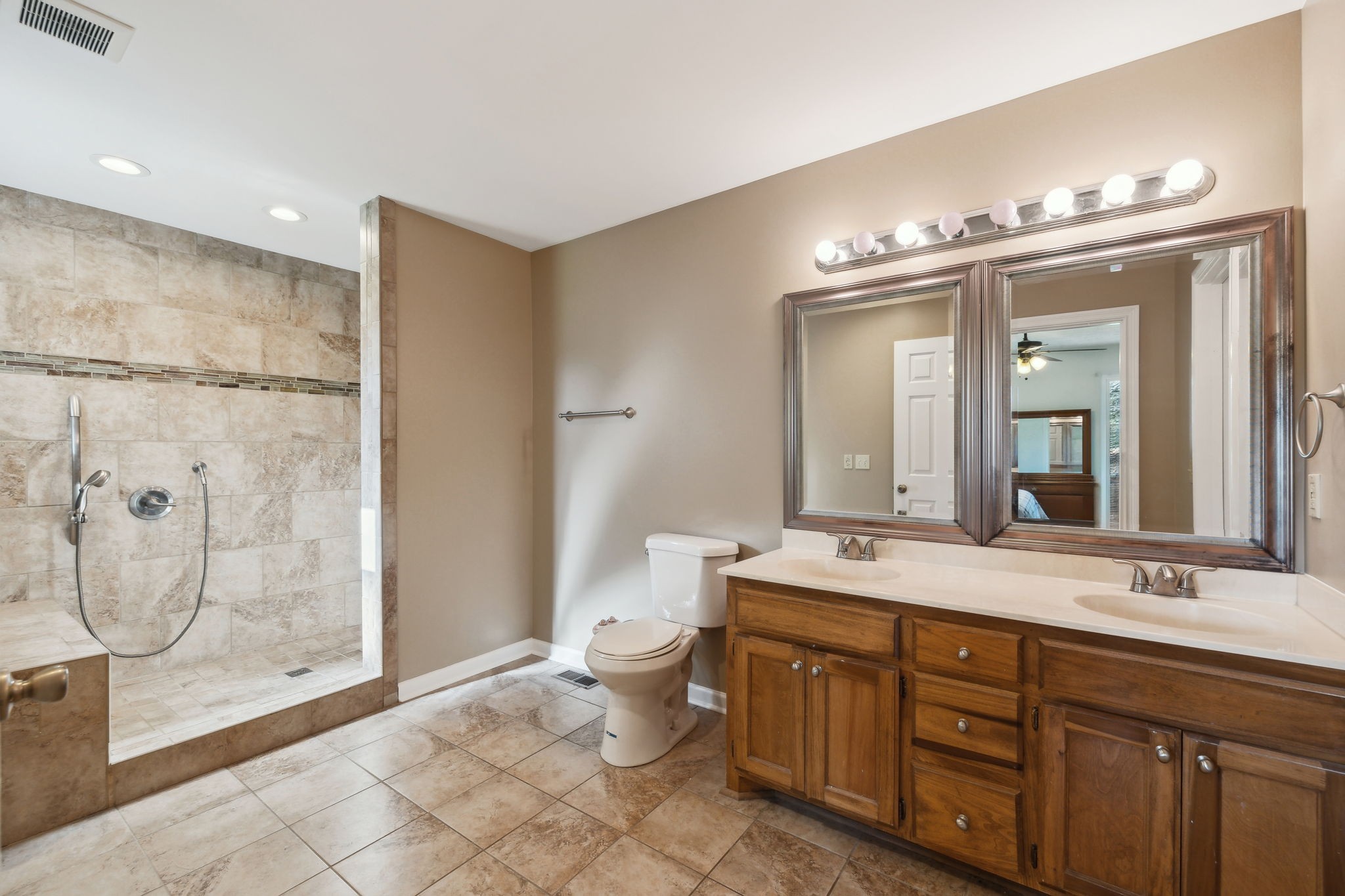 213 Lone Oak Dr Property Photo 17