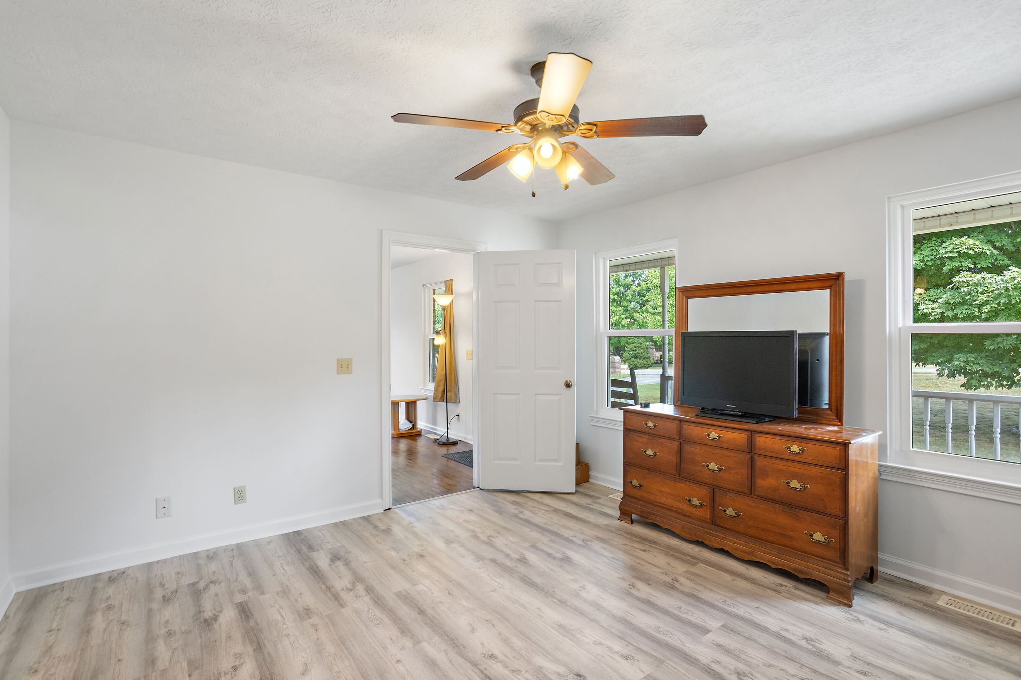 213 Lone Oak Dr Property Photo 18