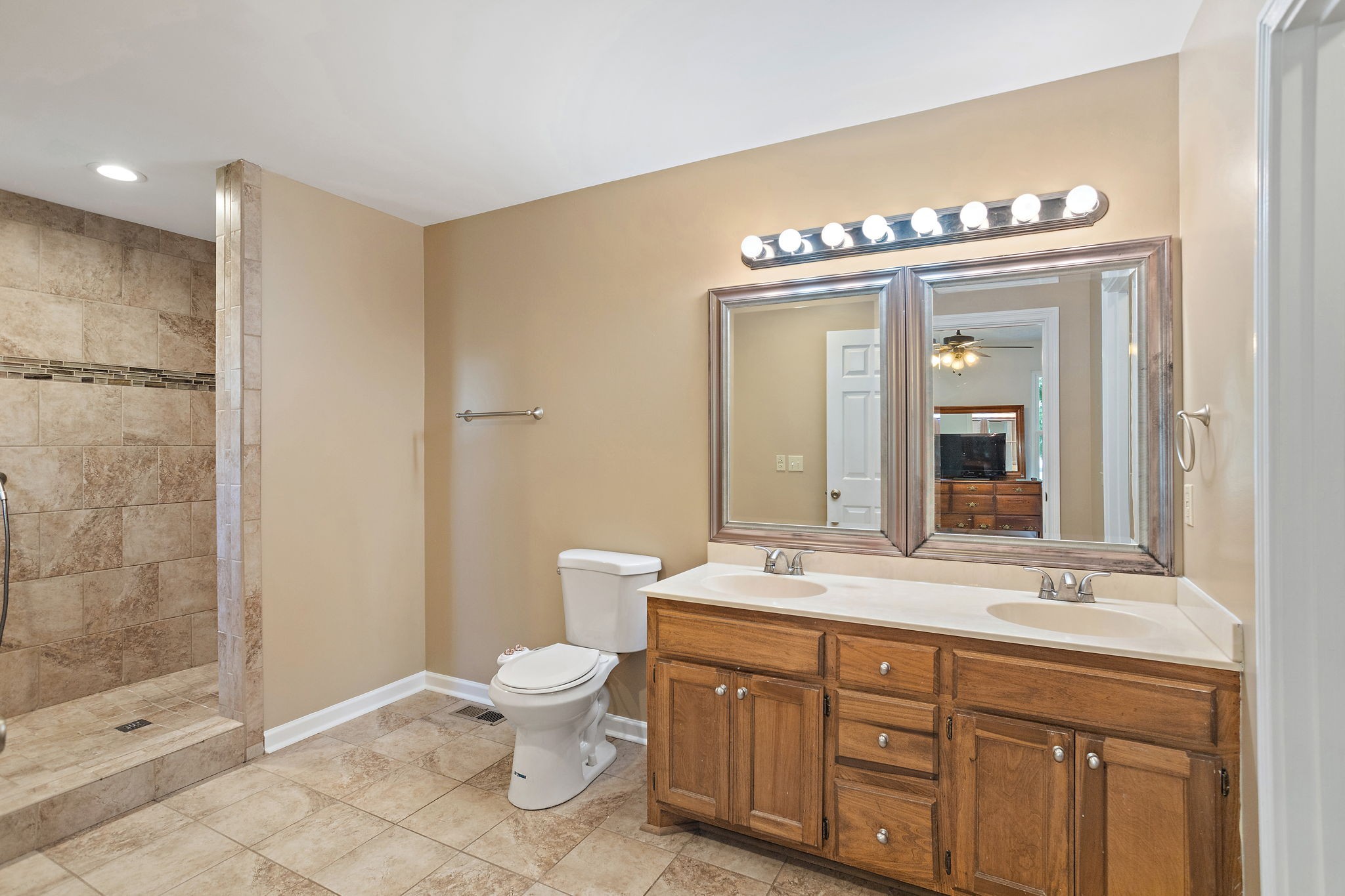 213 Lone Oak Dr Property Photo 20