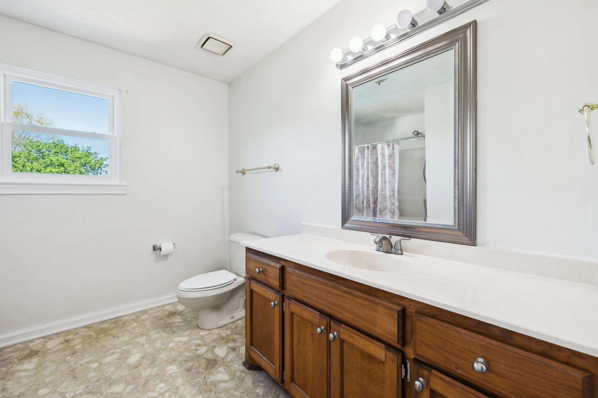 213 Lone Oak Dr Property Photo 28