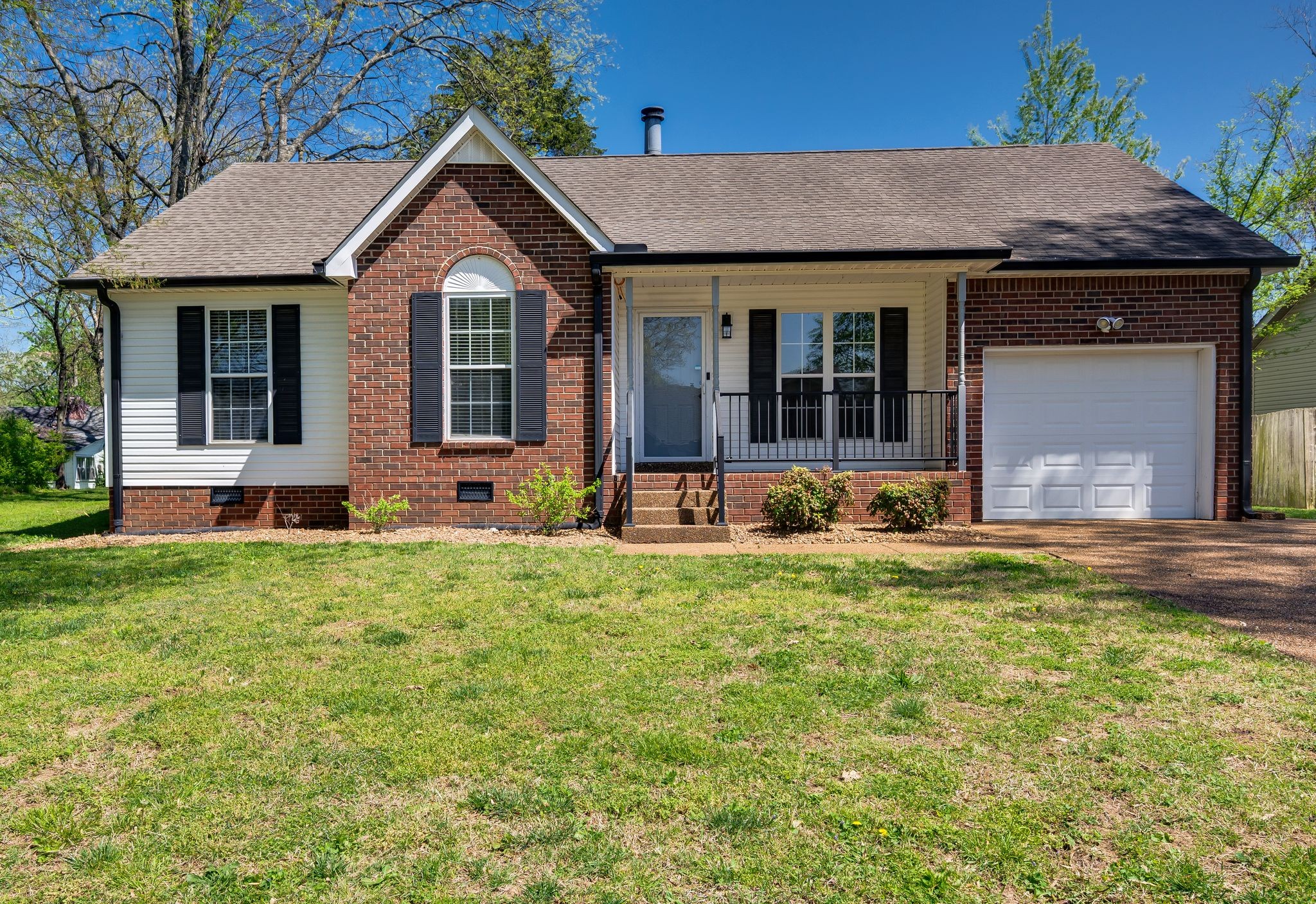 609 Kingsway Dr Property Photo