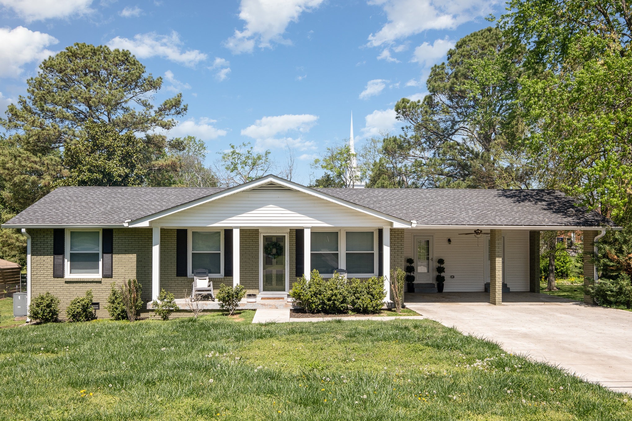 207 Fairlane Dr Property Photo