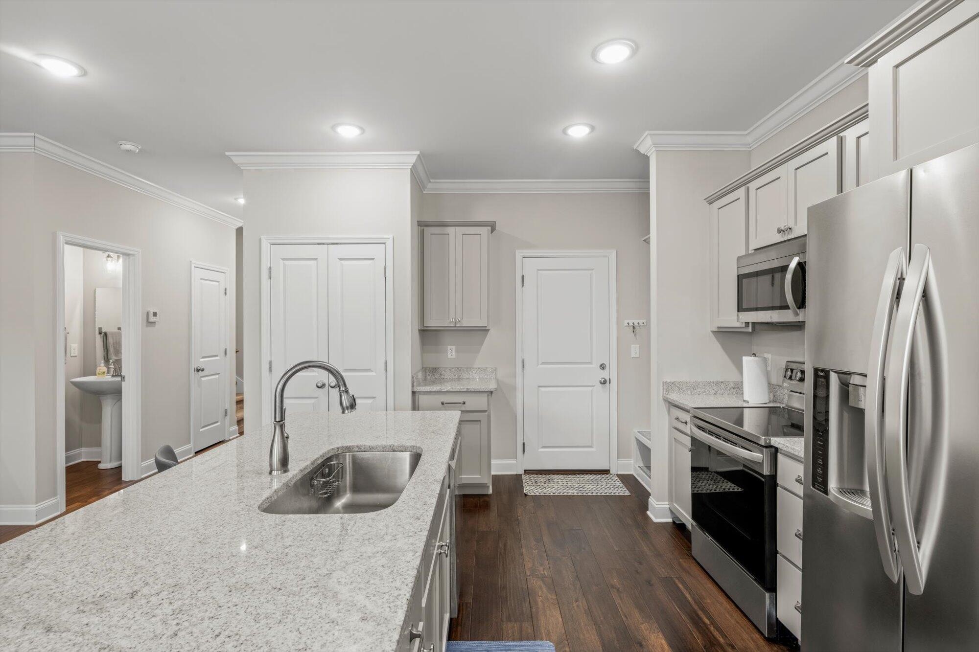 595 Bellingham Drive, Ne Property Photo 12