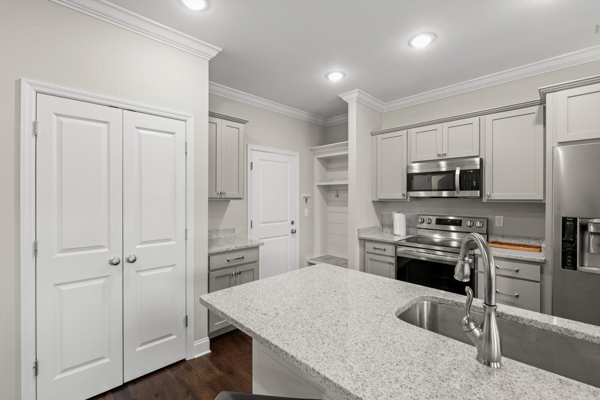 595 Bellingham Drive, Ne Property Photo 13