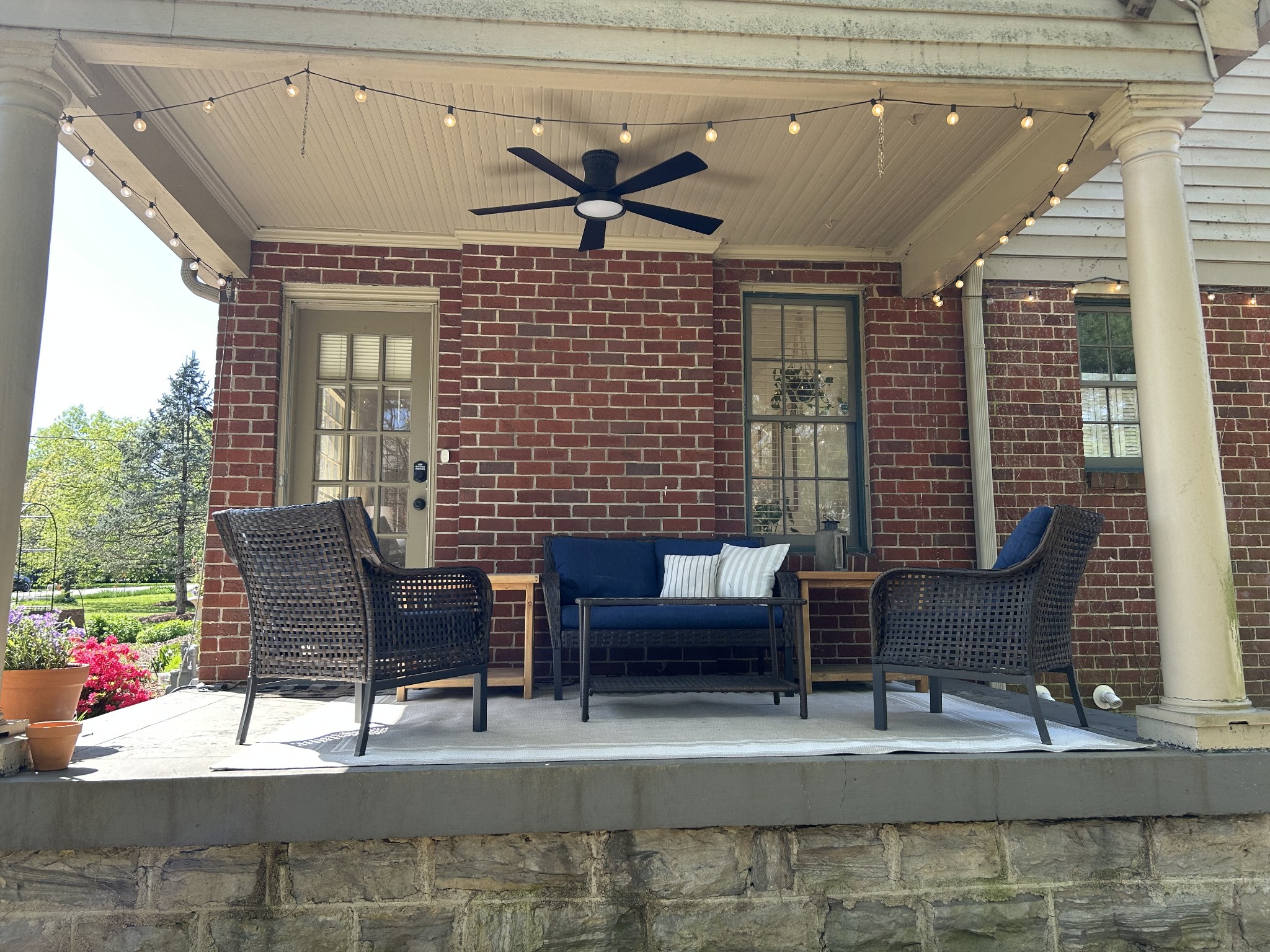 1004 Graybar Ln Property Photo 3