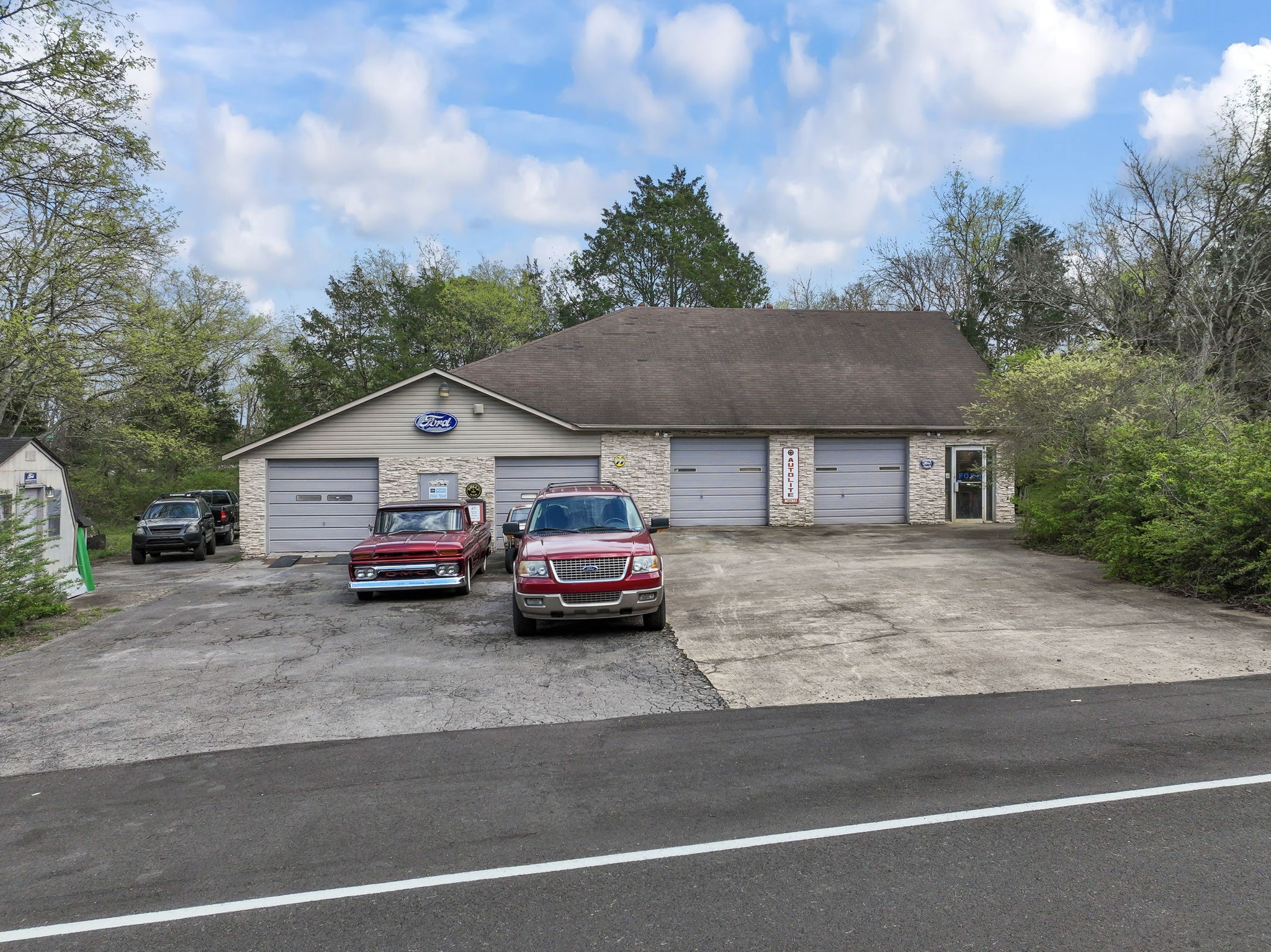 10956 Old Lebanon Rd Property Photo 2