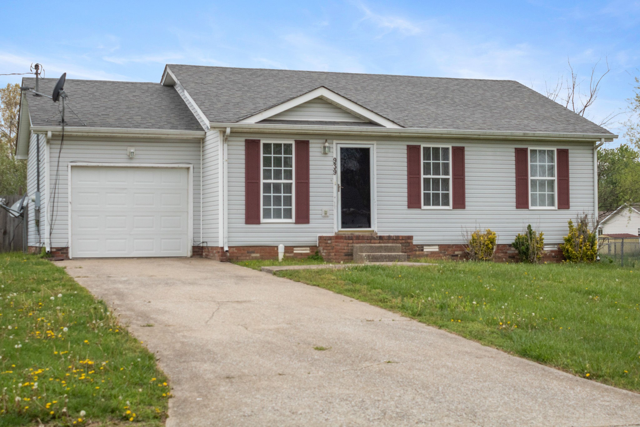 939 Van Buren Ave Property Photo 1