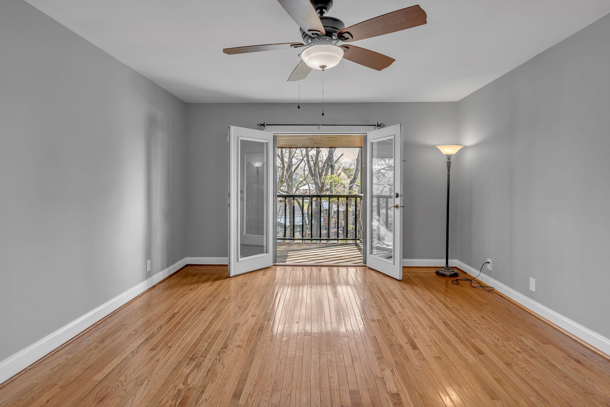 555 N Dupont Ave Property Photo