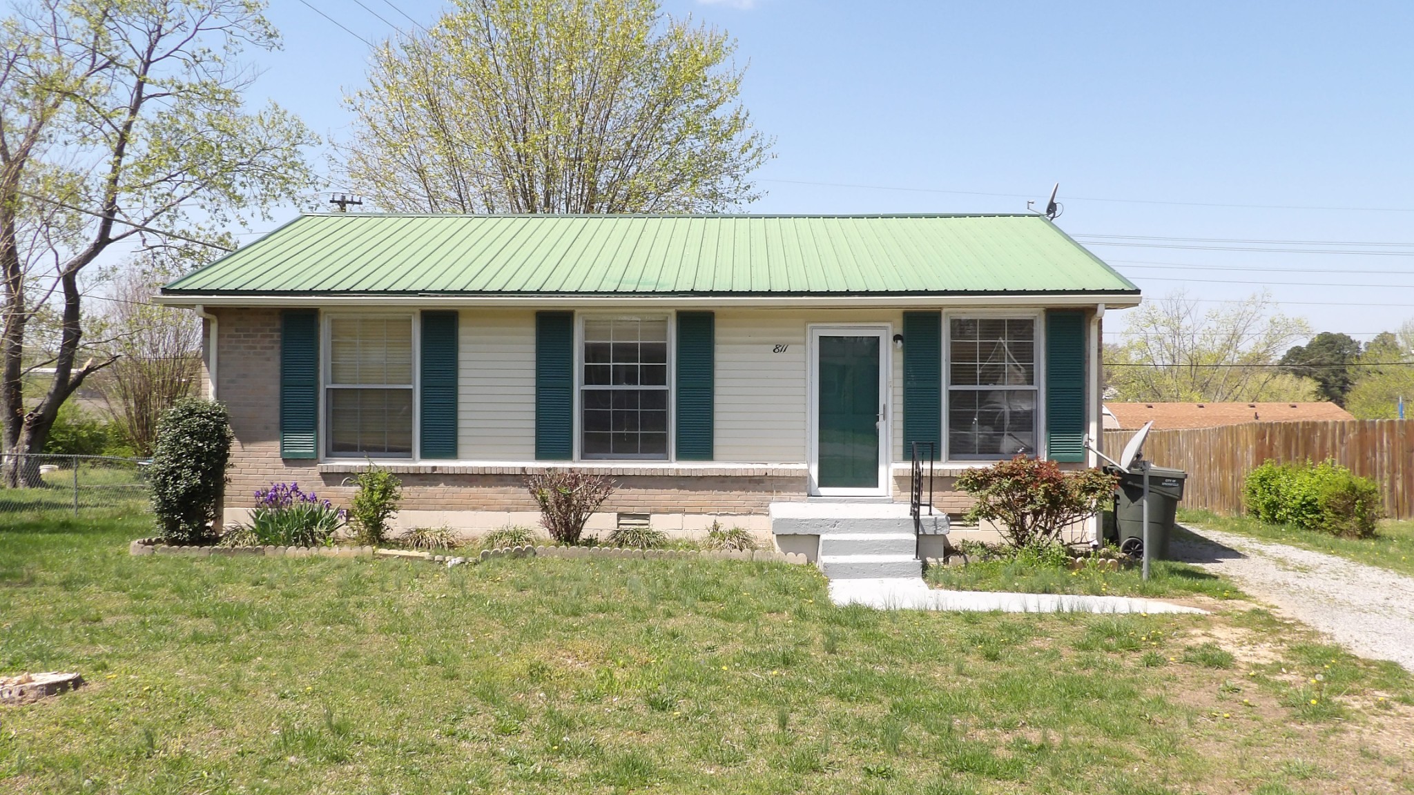 811 Perry Dr Property Photo