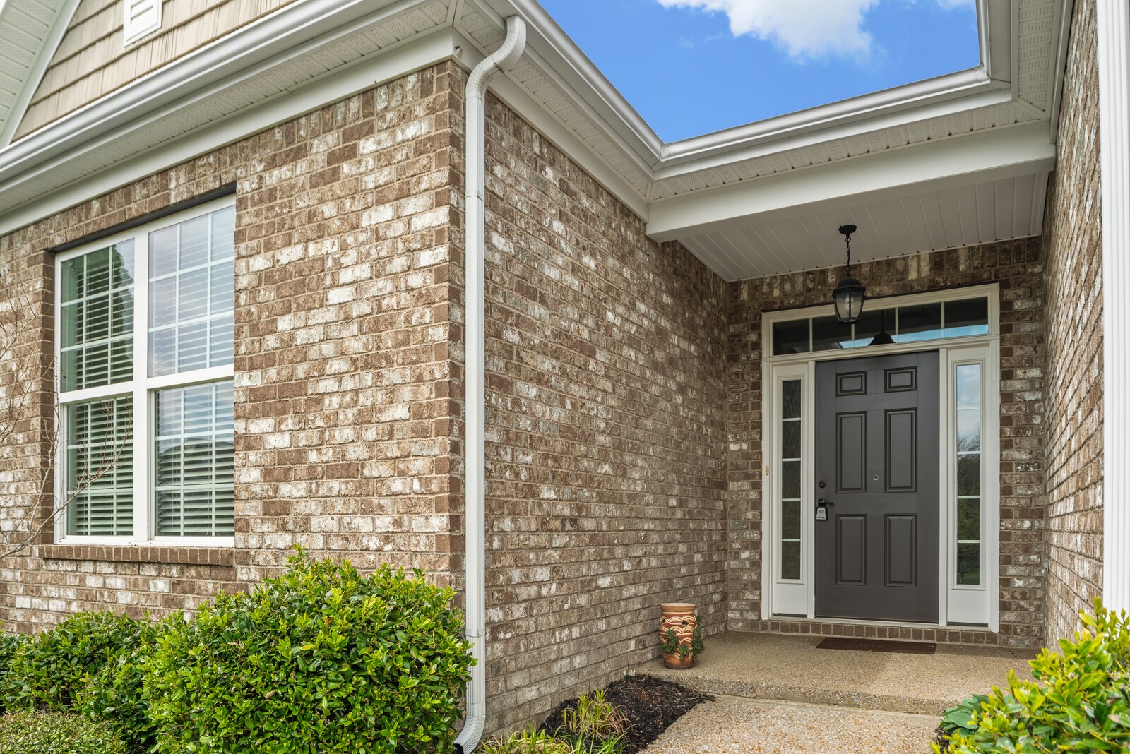 1841 Looking Glass Ln Property Photo 2