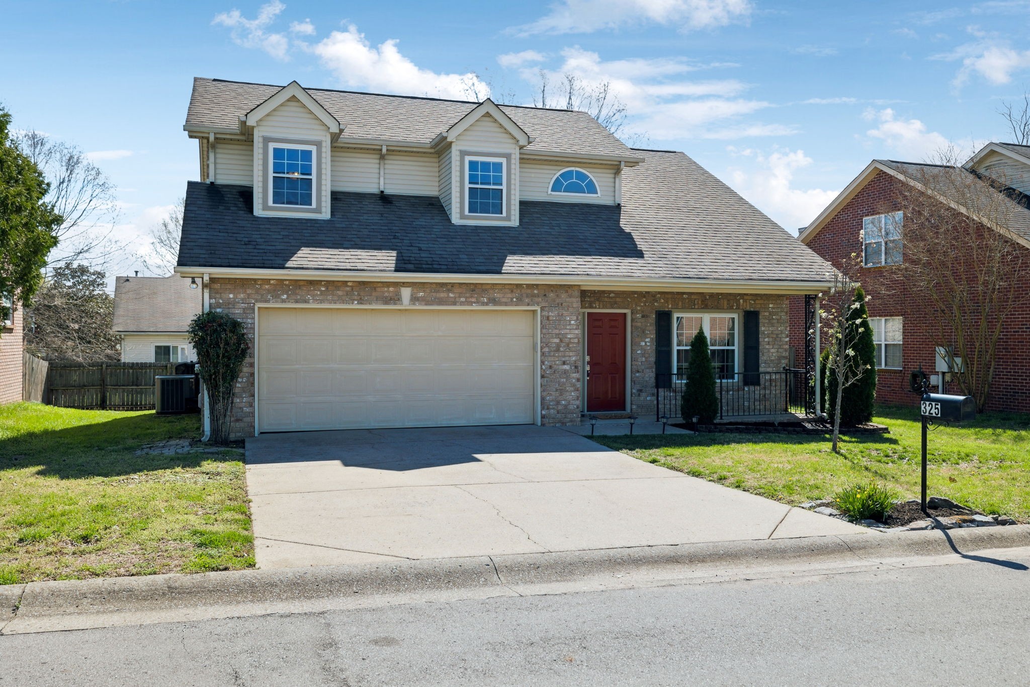325 Roslyn Ct Property Photo 2
