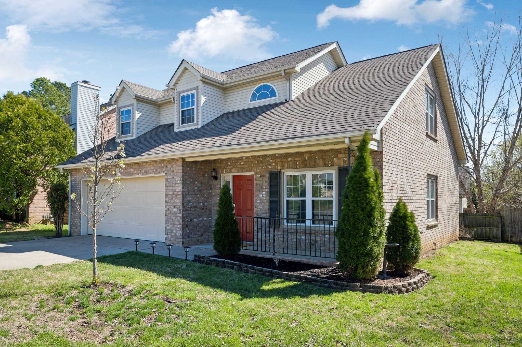 325 Roslyn Ct Property Photo 4