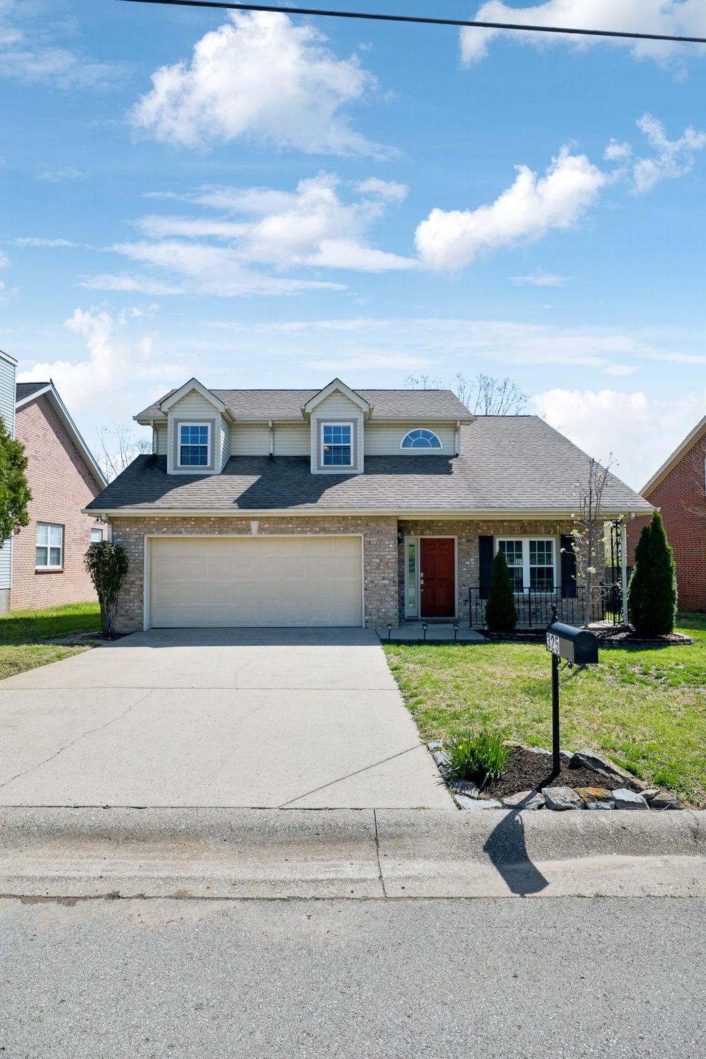 325 Roslyn Ct Property Photo 6