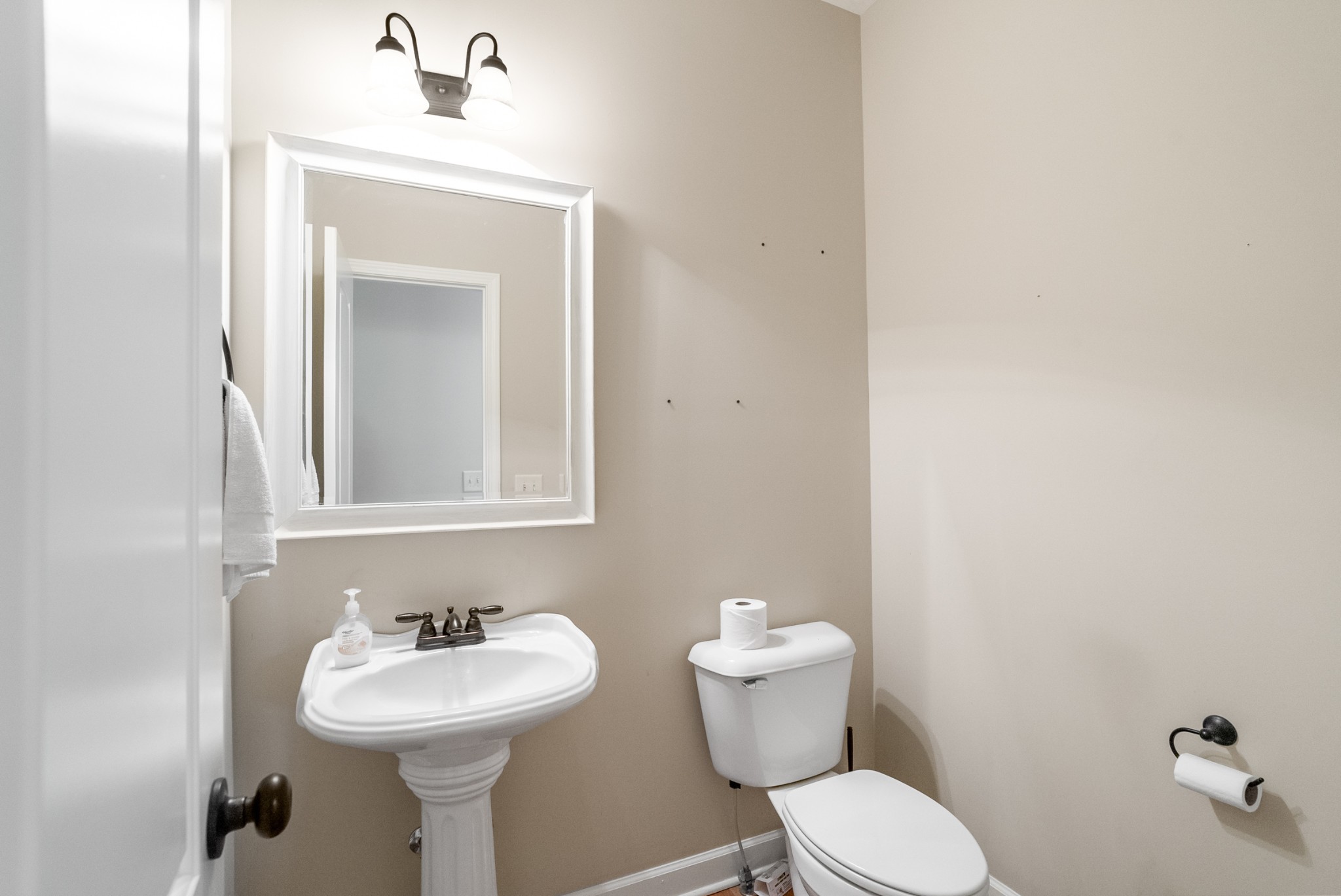 1015 Glasgow Ln Property Photo 17