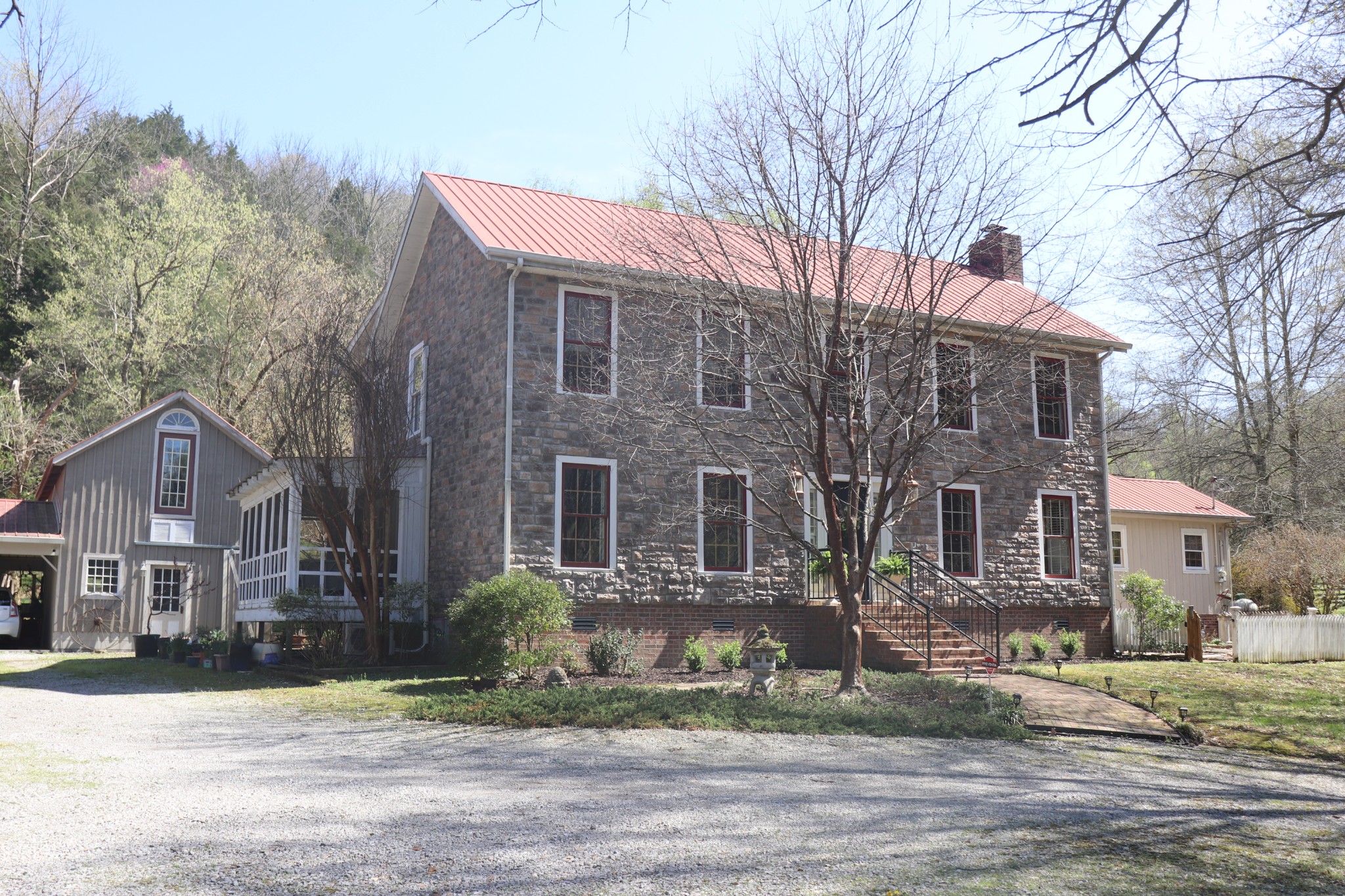 595 Woodard Ln Property Photo 3