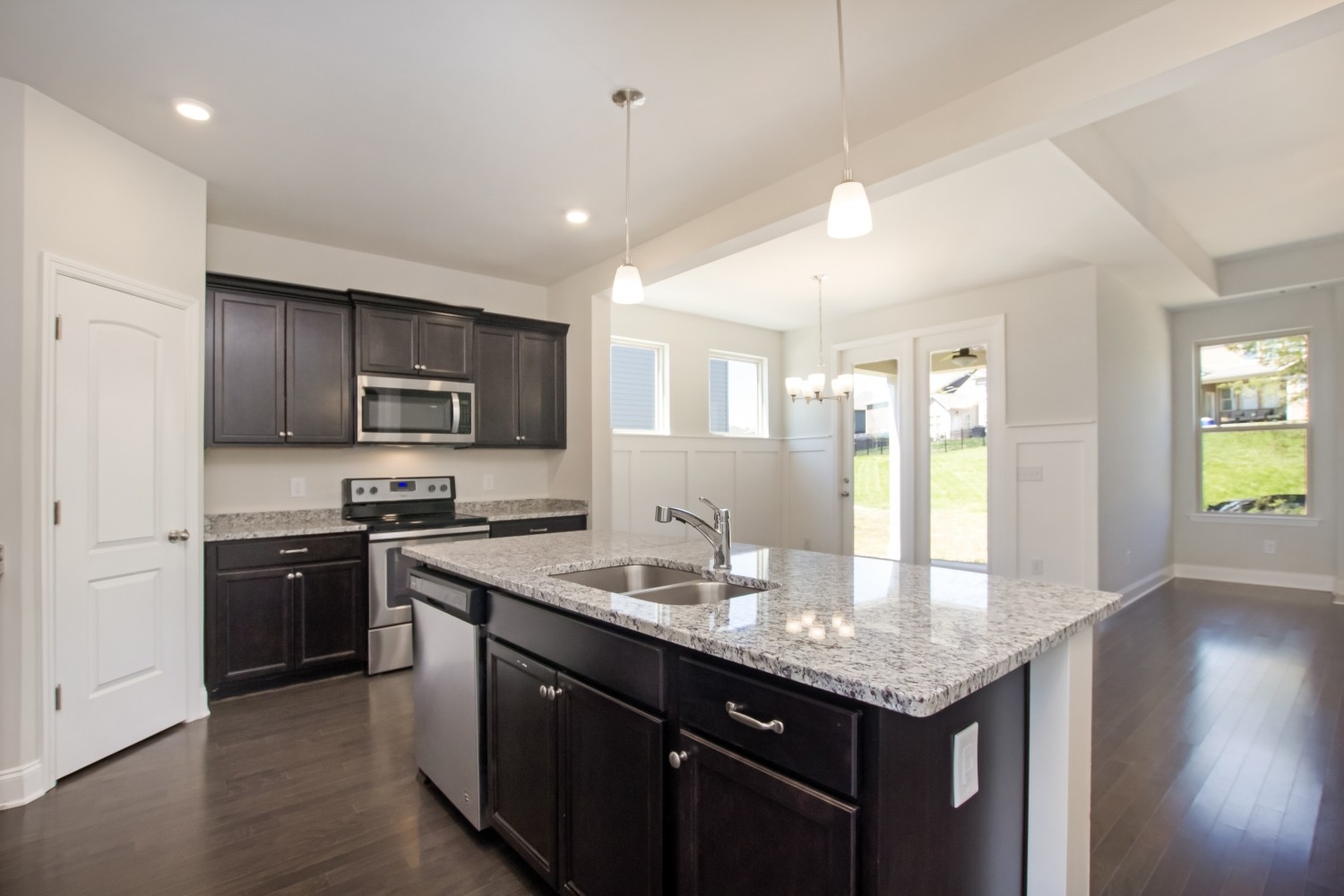 3027 Shandor Street Property Photo 8