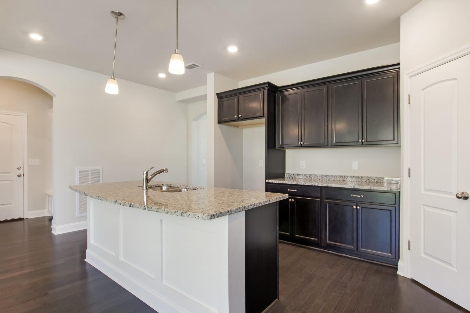 3027 Shandor Street Property Photo 9