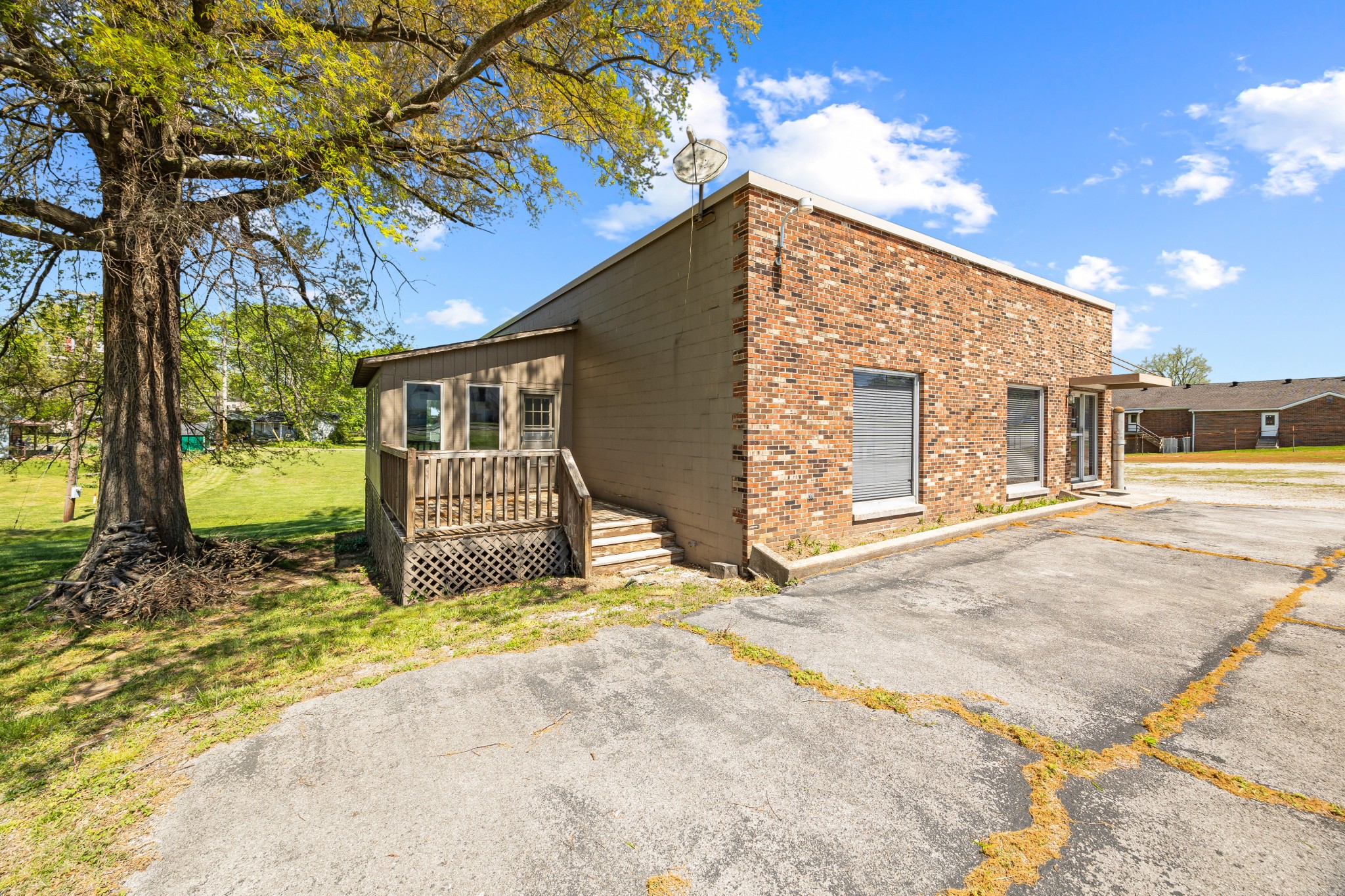 114 E Church St Property Photo