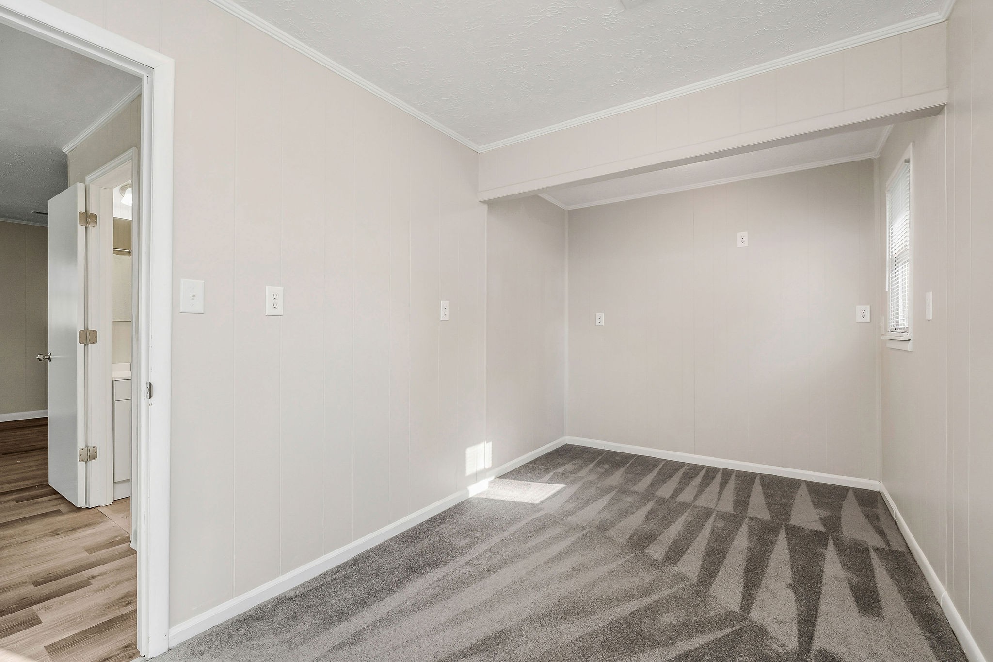 205 E 16th St Property Photo 14