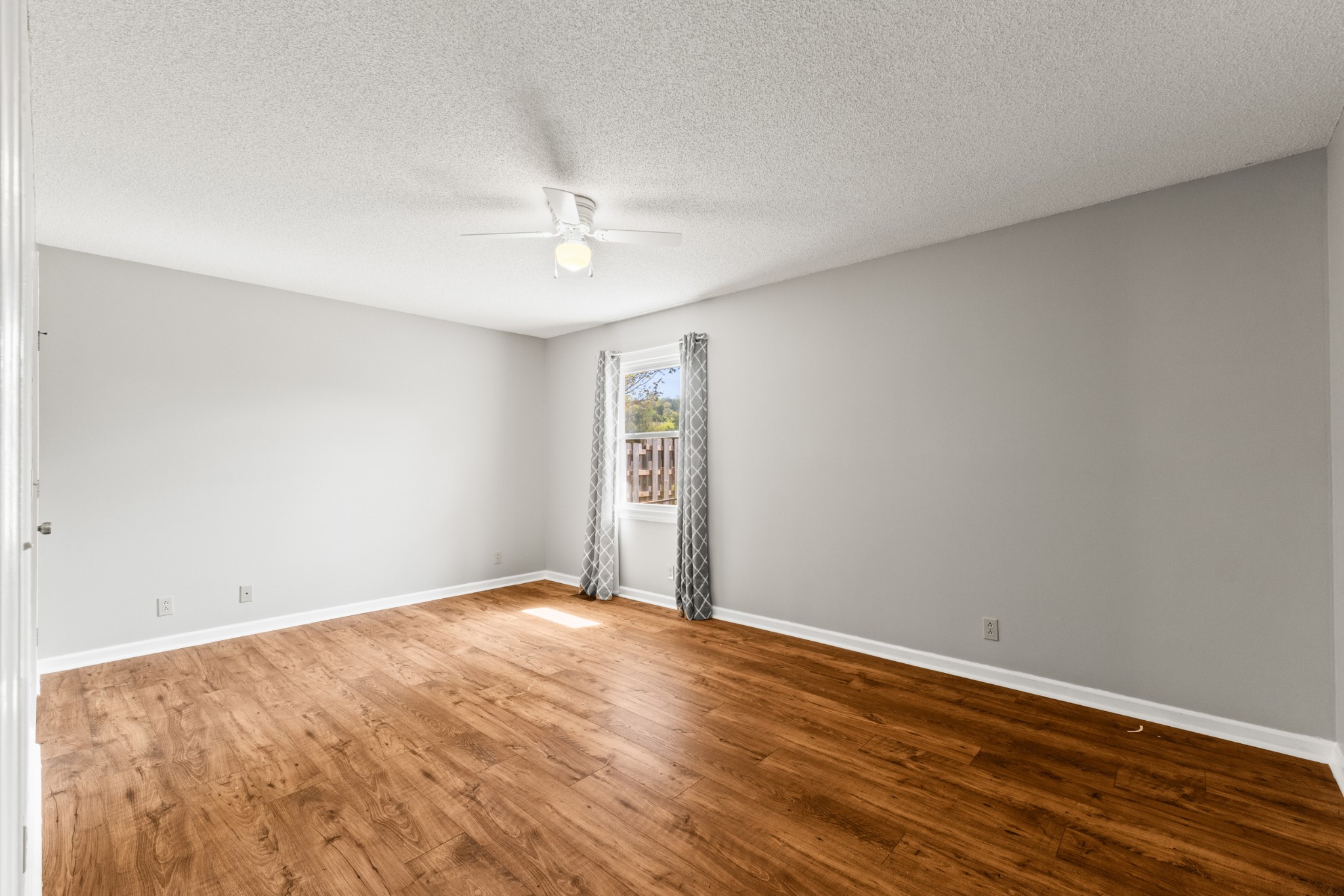 910 Greenview Dr Property Photo 13