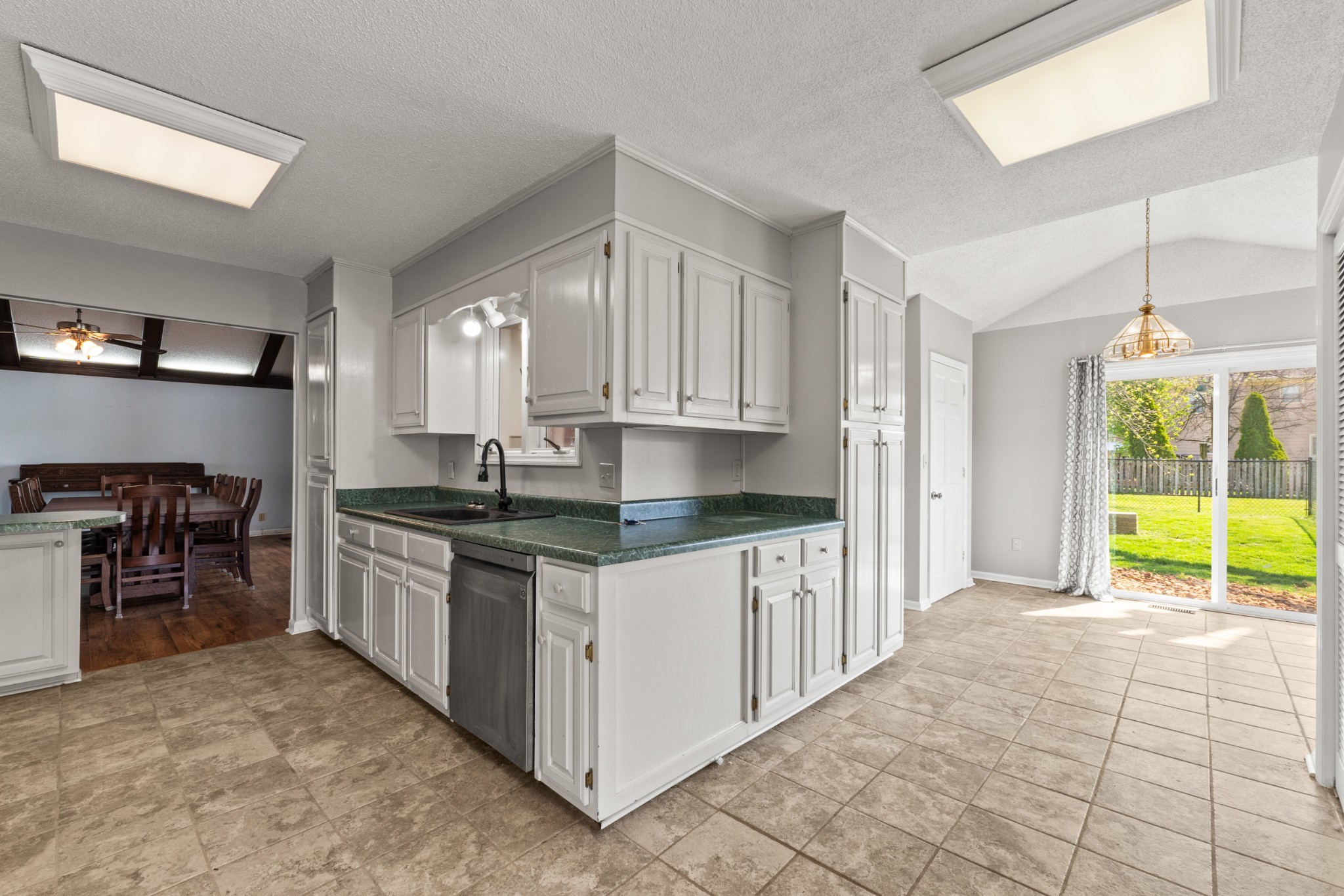 910 Greenview Dr Property Photo 33