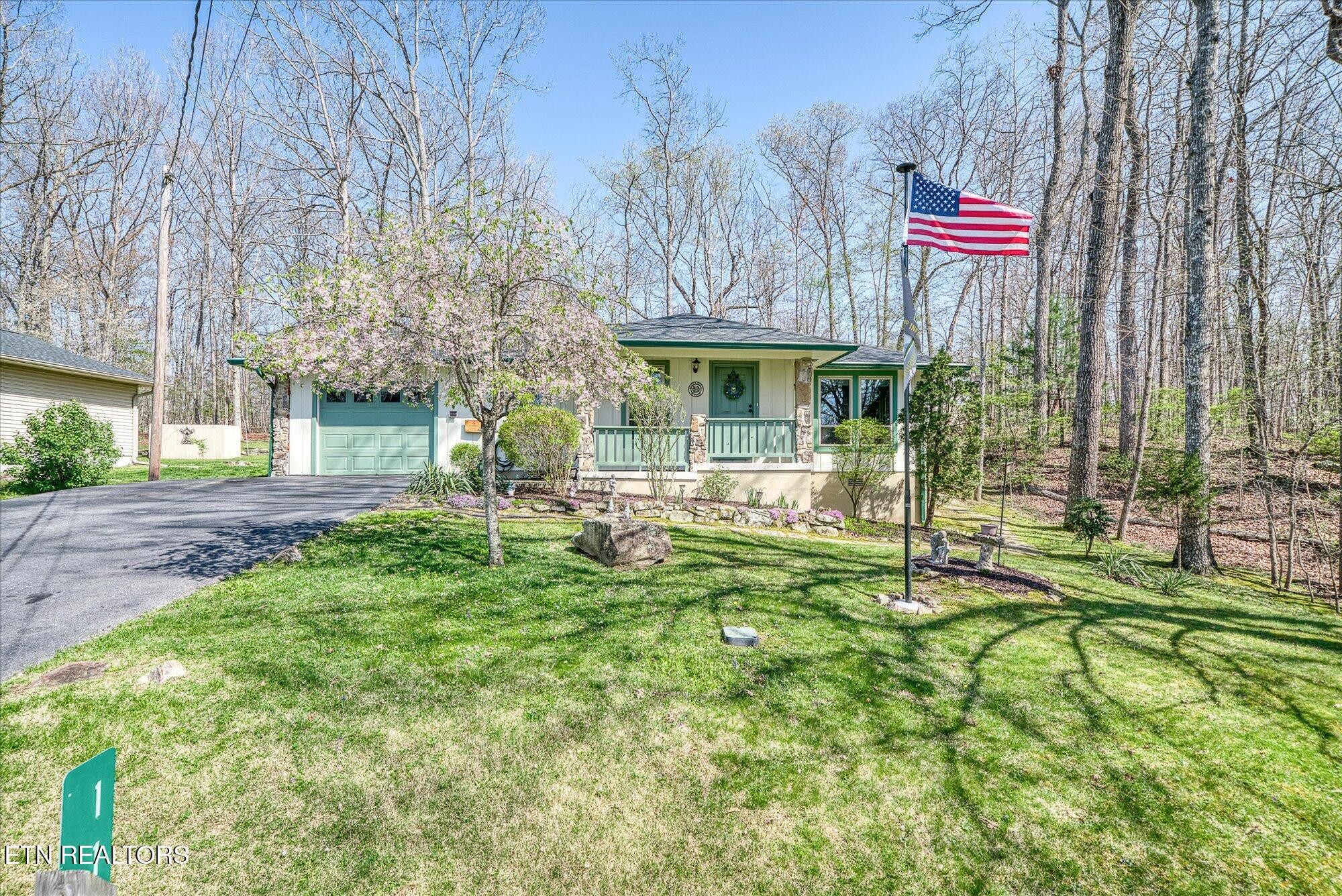 114 Lakeshire Dr Property Photo 1