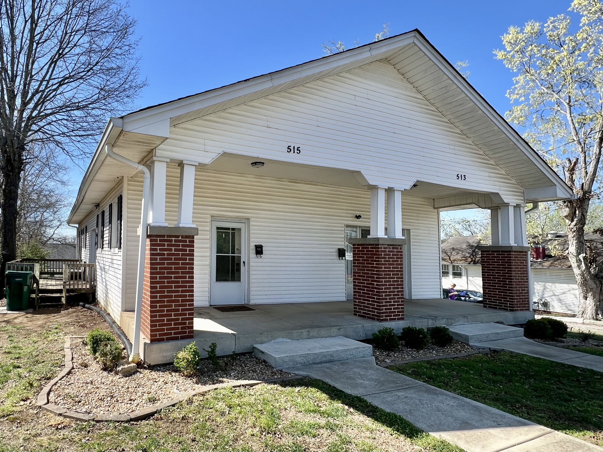 513 E Washington St Property Photo