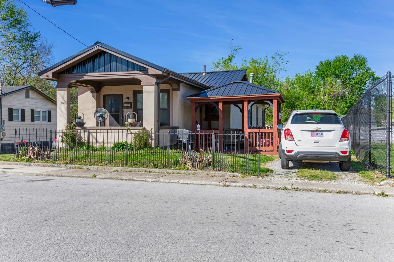 1000 E 2nd St, E Property Photo