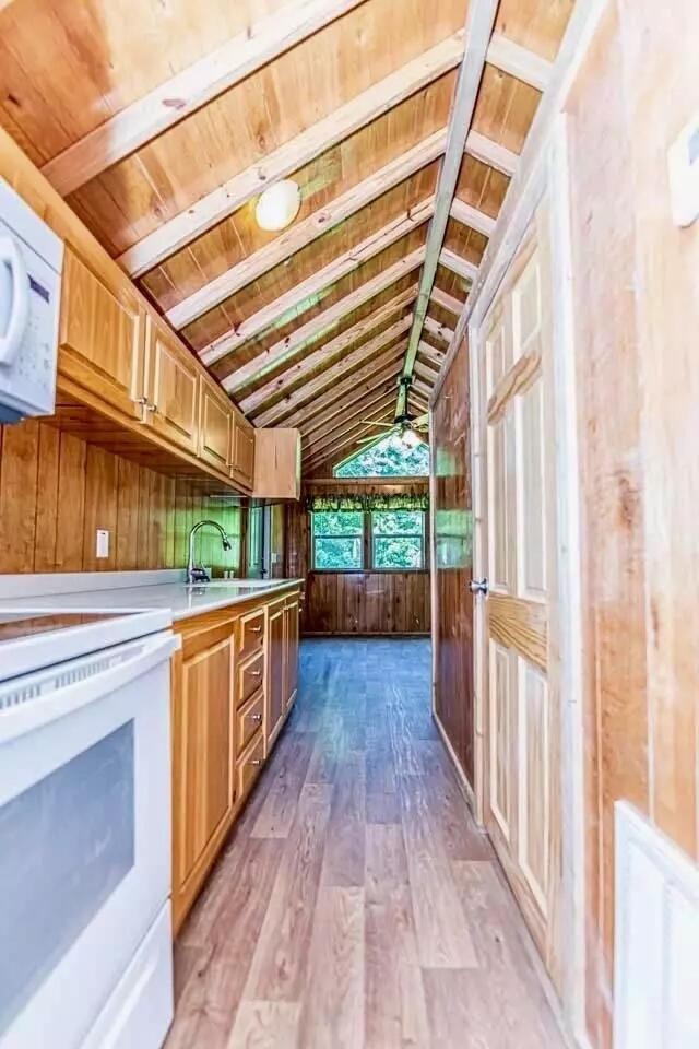 5755 Railroad St Property Photo 4