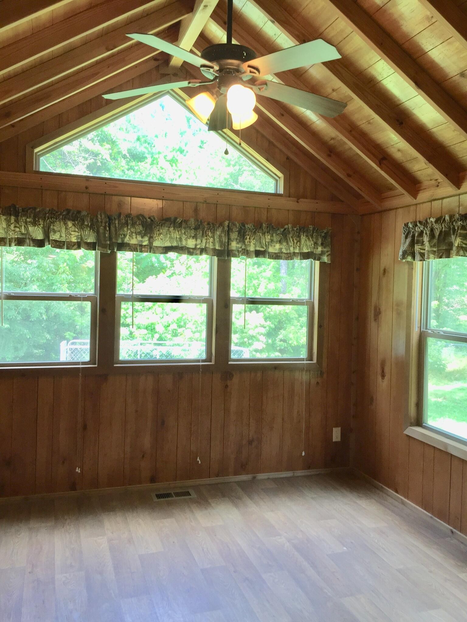5755 Railroad St Property Photo 6