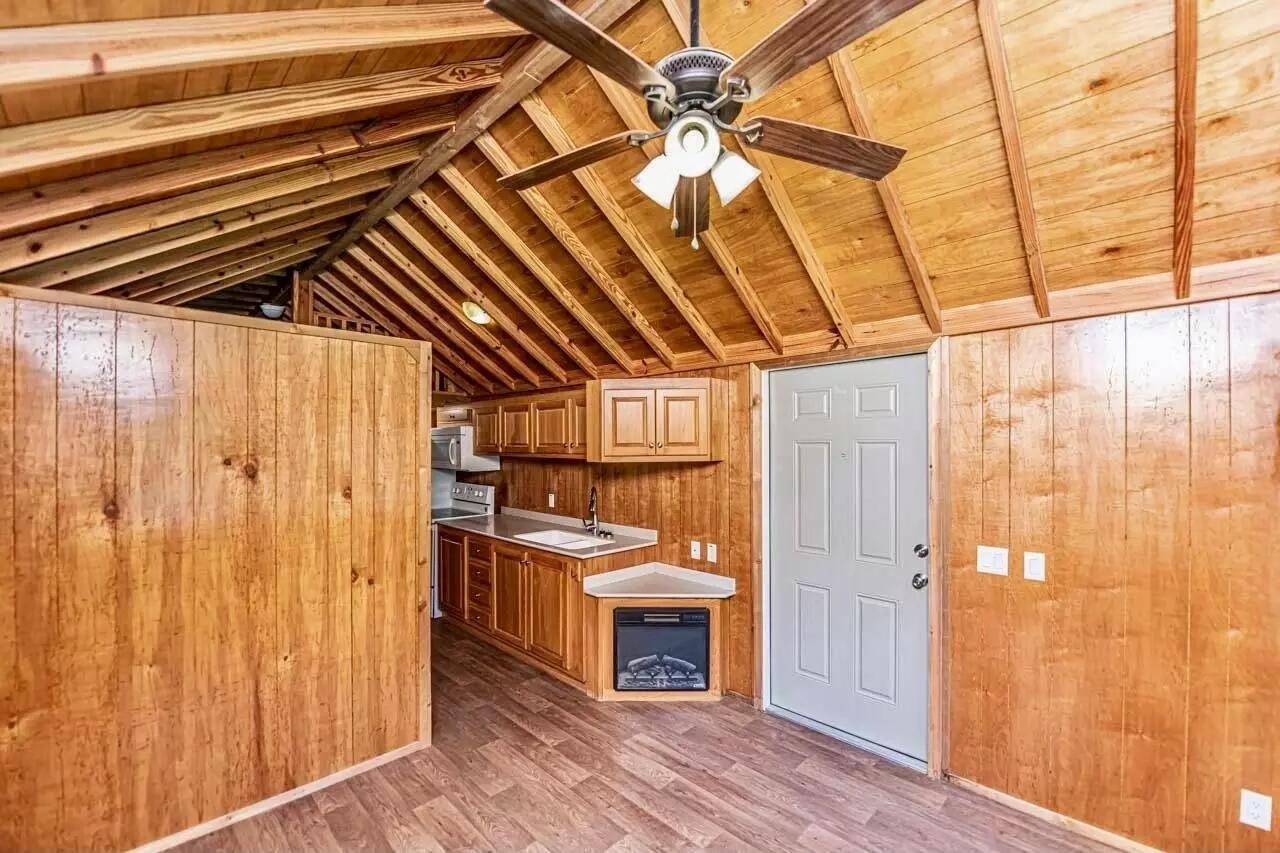 5755 Railroad St Property Photo 8