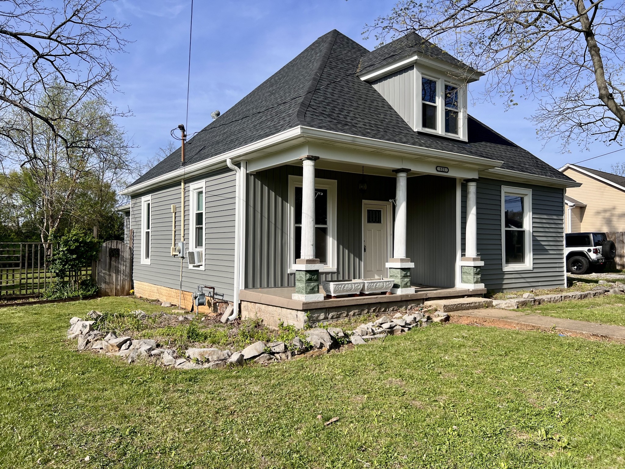 521 E Cedar St Property Photo
