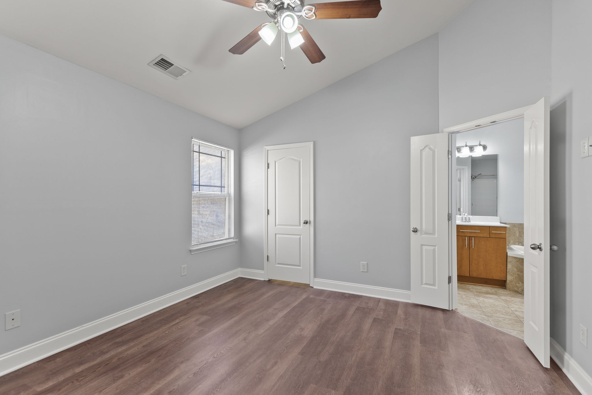 1068 Woodbury Falls Dr Property Photo 18