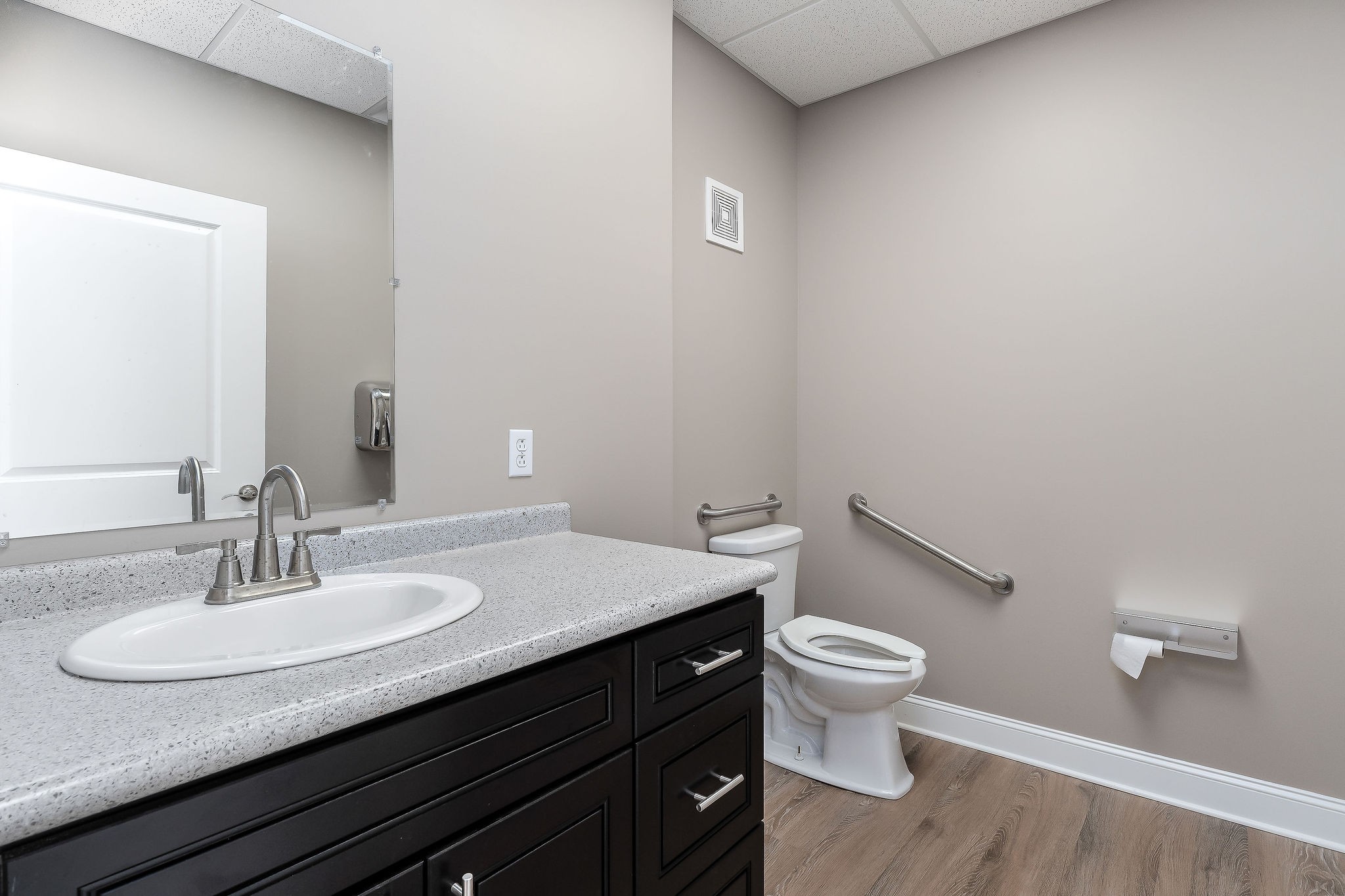 556 N Chancery St Property Photo 8