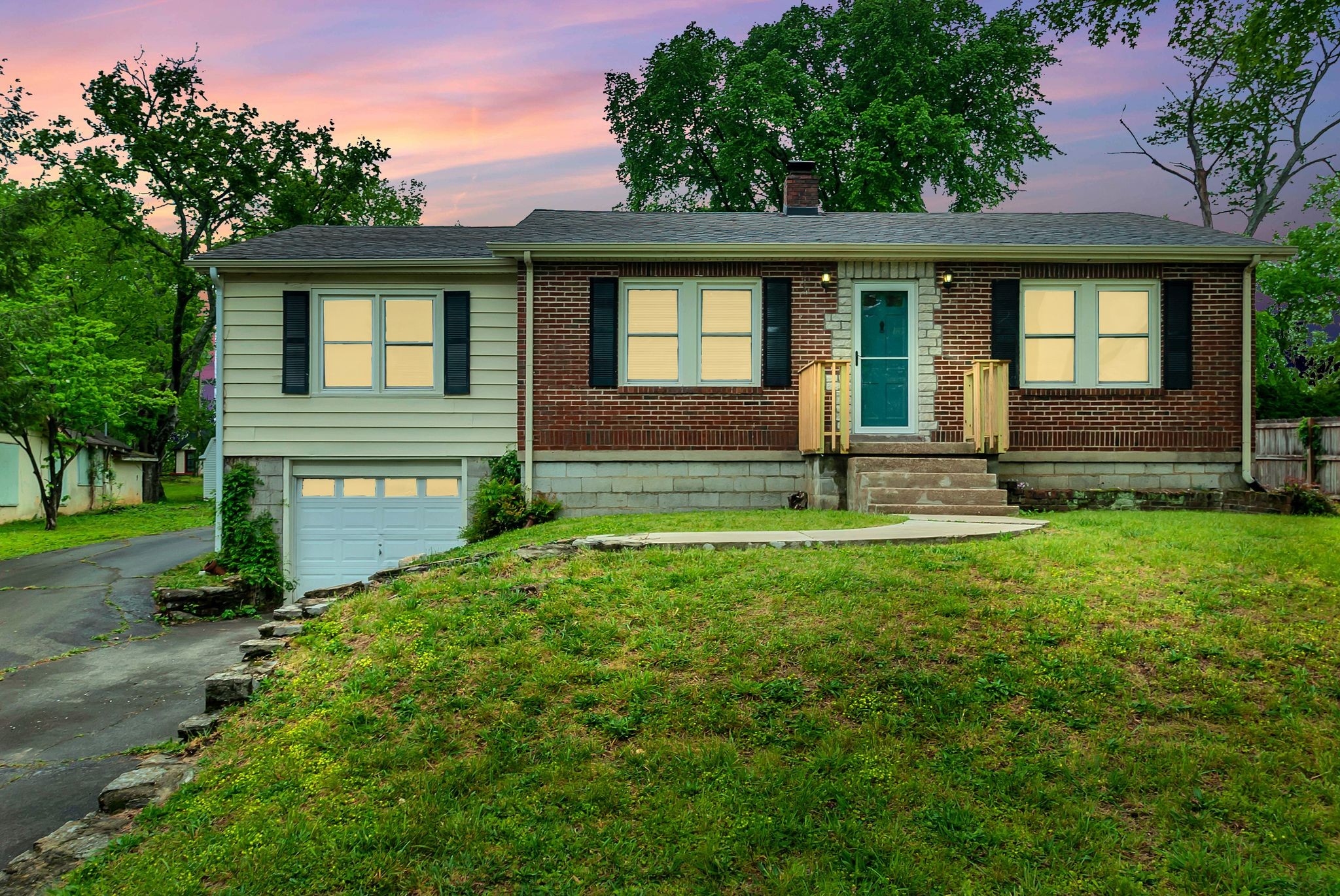 2204 Circle Dr Property Photo 1