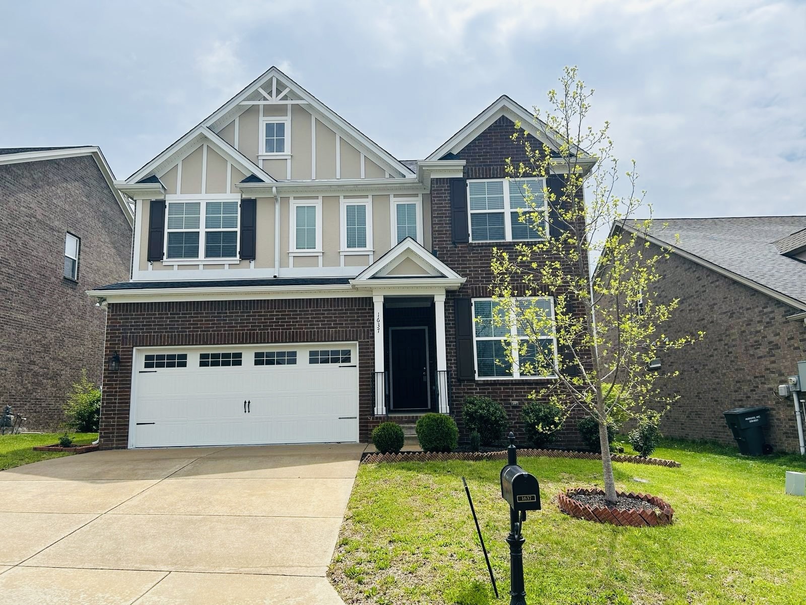 1637 Southhampton Way Property Photo 1
