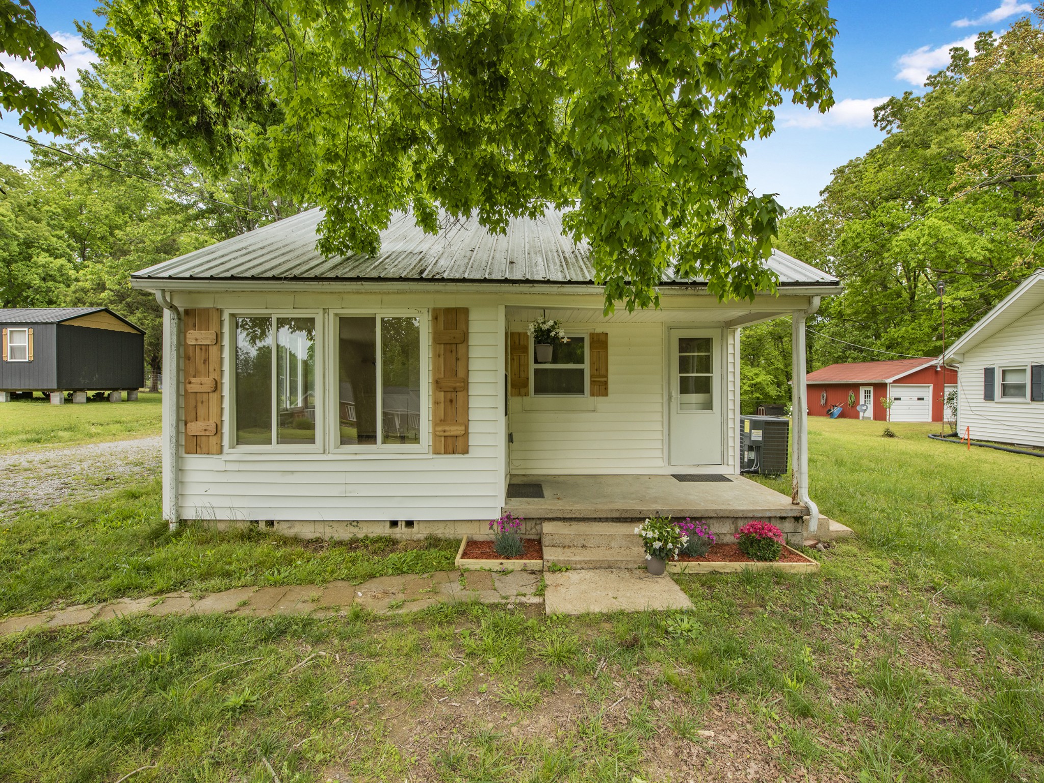 1209 N Oak Dr Property Photo