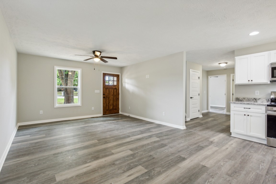 1212 Hollis Ln Property Photo 4