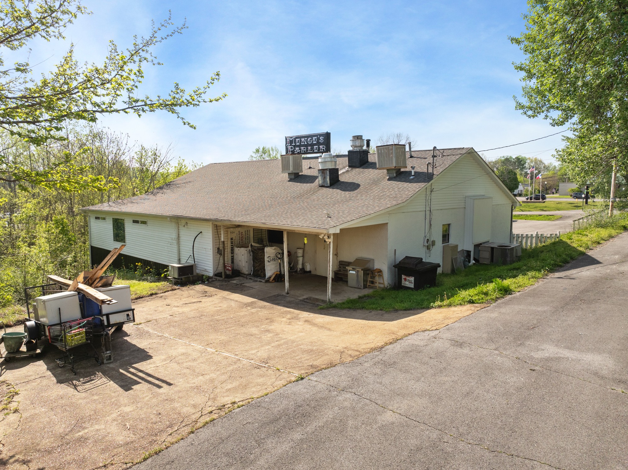 217 E School St Property Photo 2