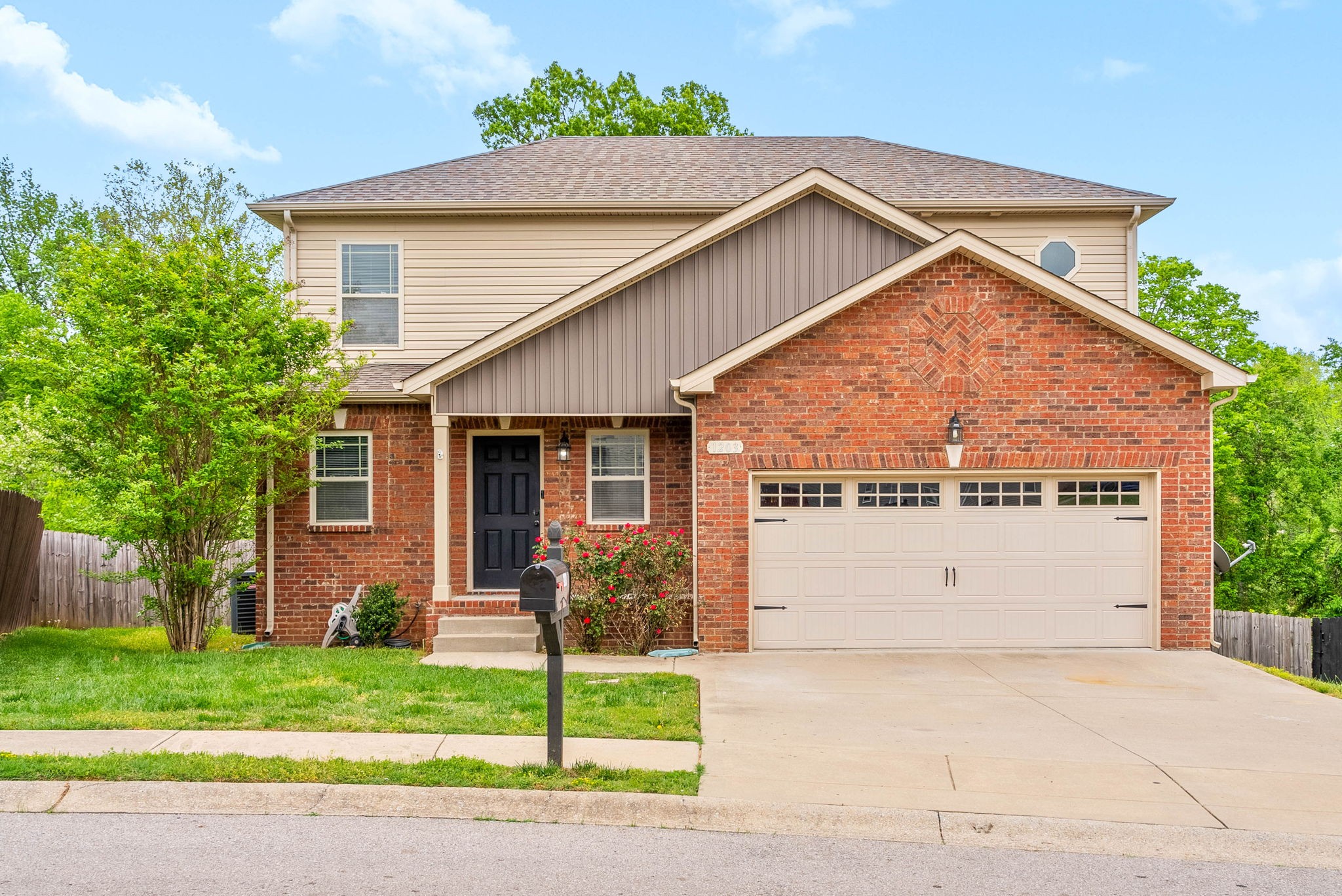 1203 Applewood Cir Property Photo 1